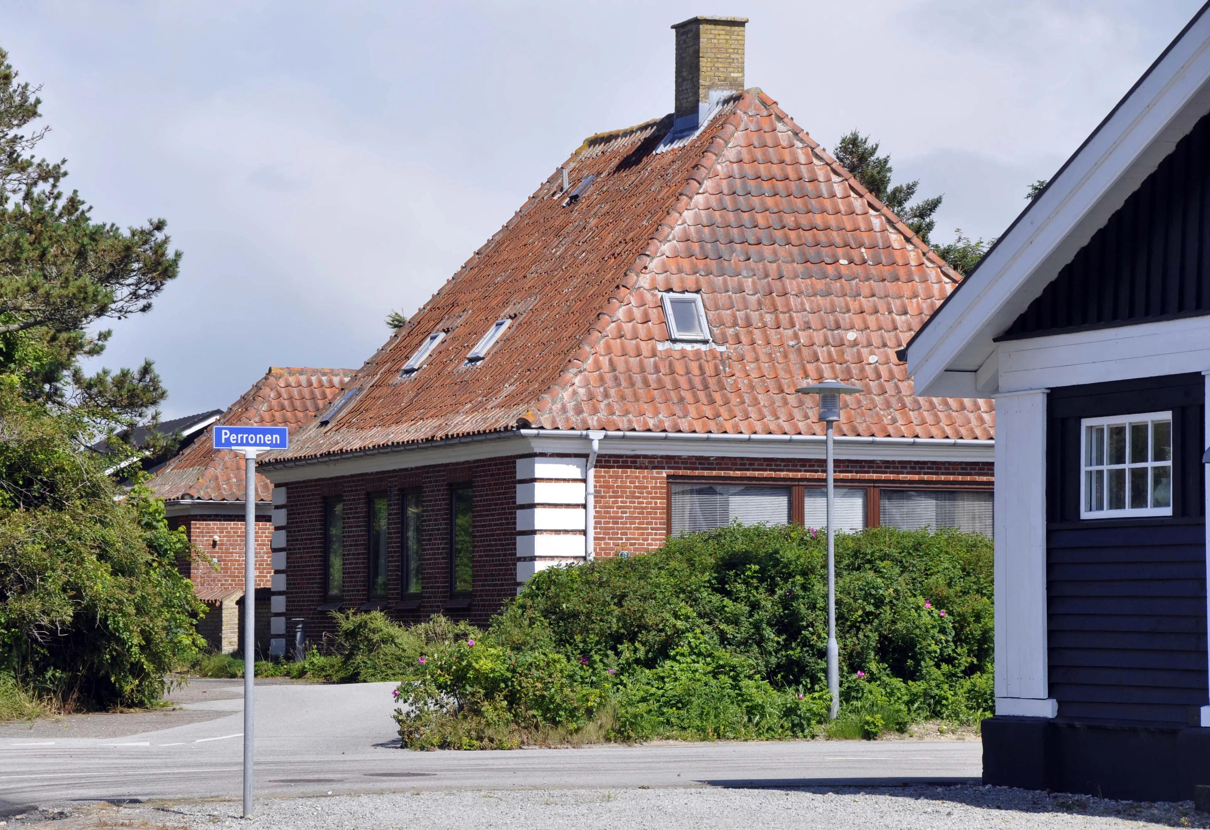 Billede af Lønstrup Station fotograferet fra vejsiden.