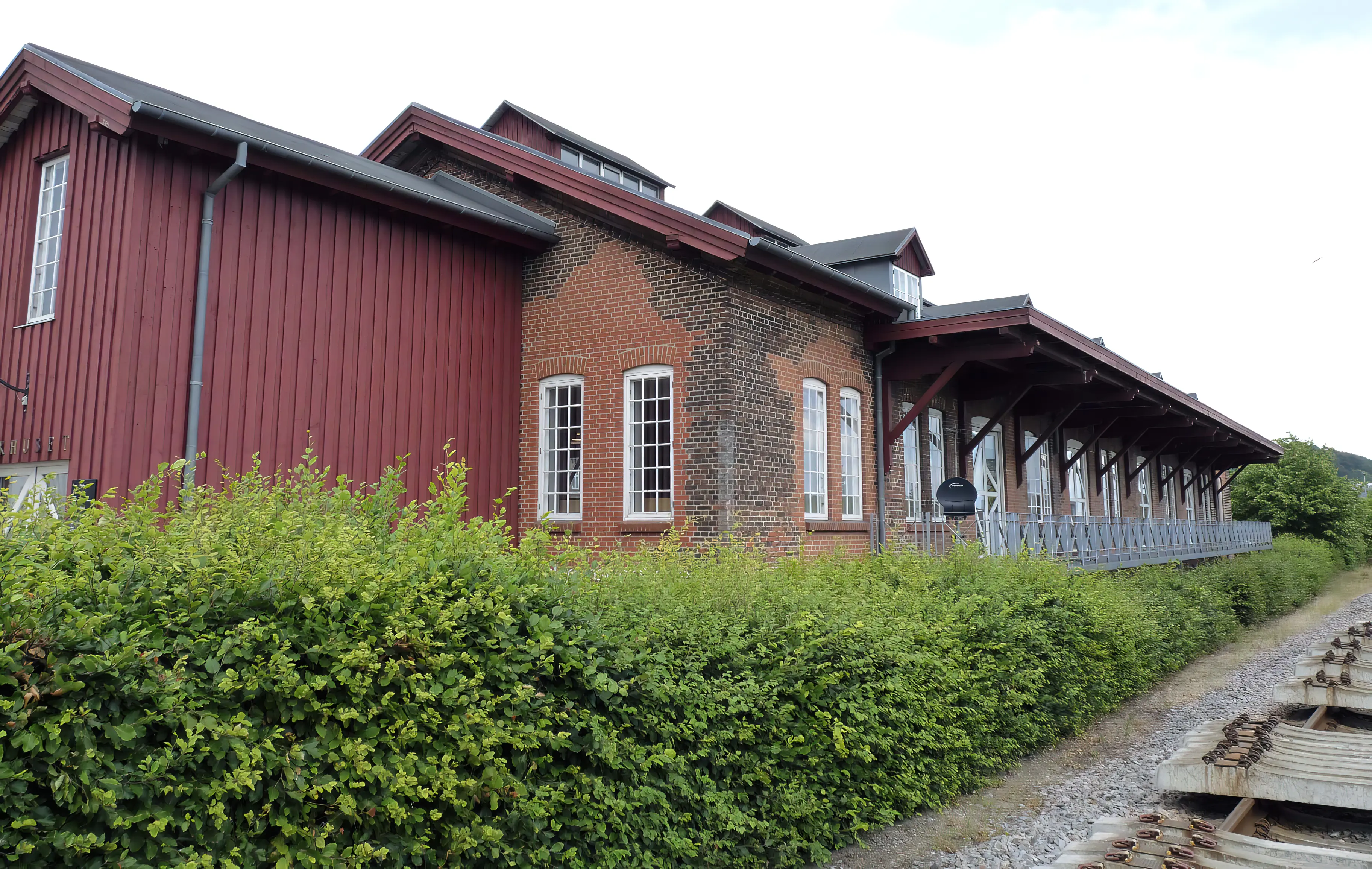Billede af Østbanetorvet Trinbræt - tidligere Århus Øst Station. Her er det gamle pakhus fotograferet fra sporsiden.