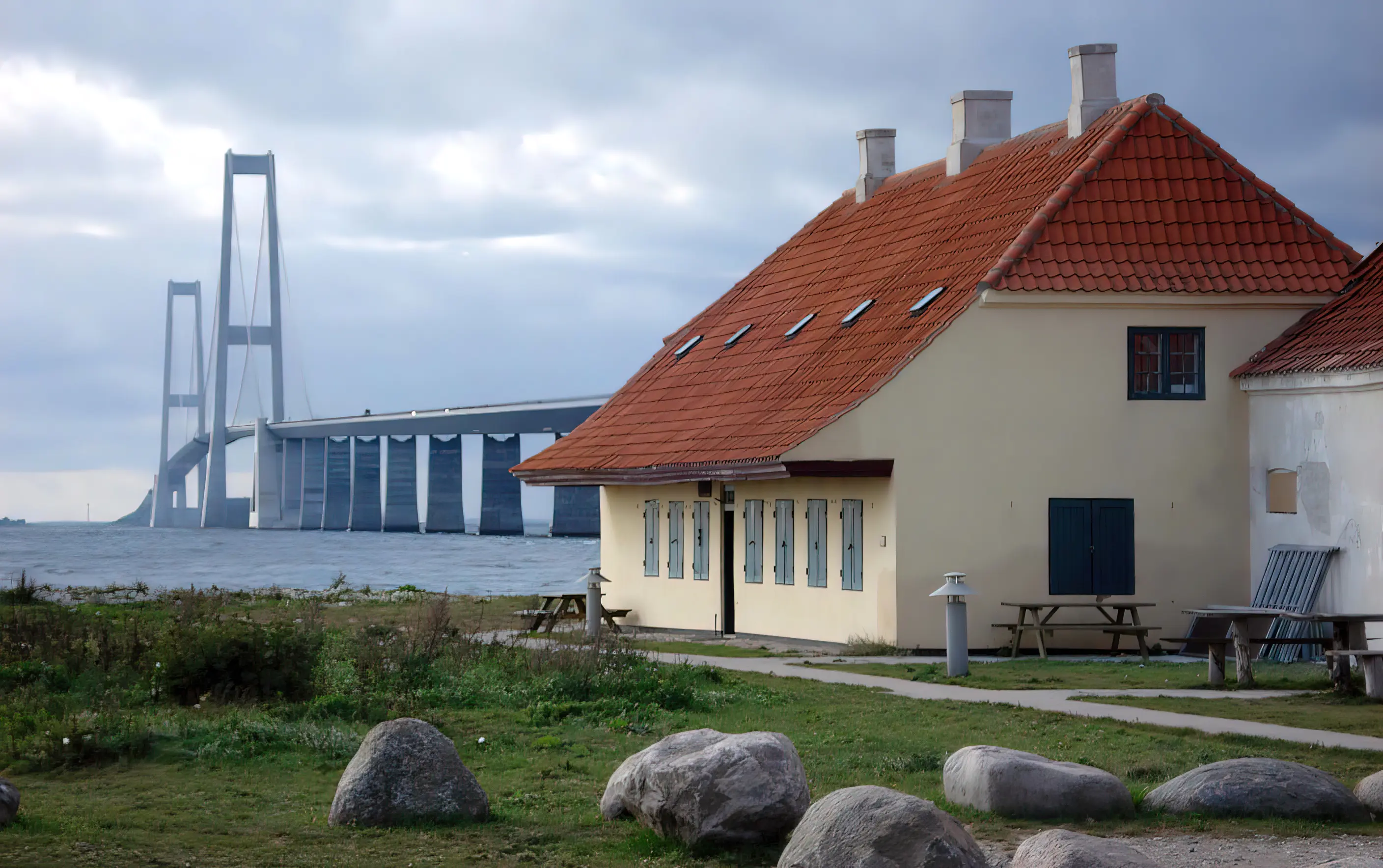 Billede af Korsør Isbåds Station med Storebæltsbroen i baggrunden.