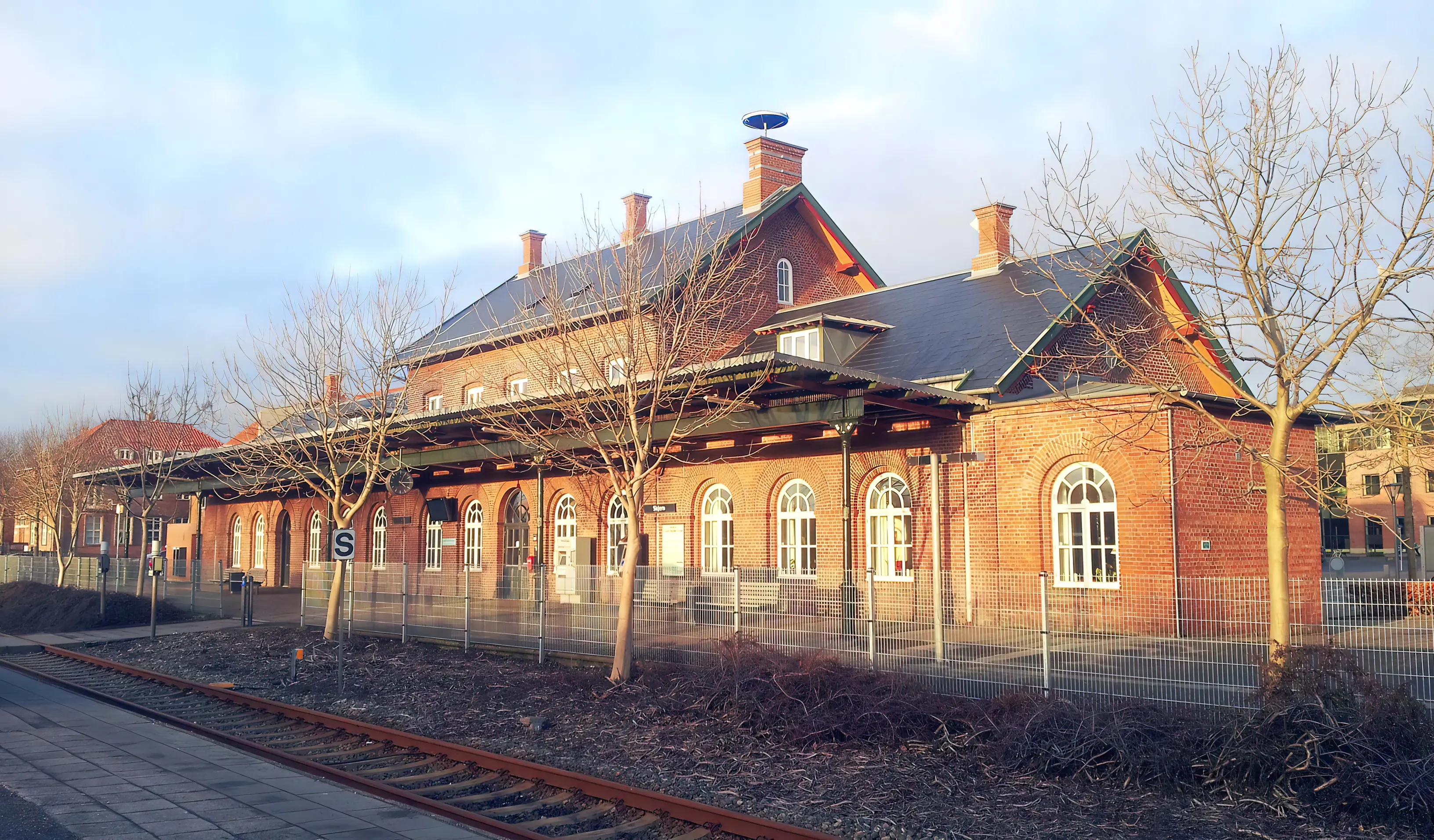 Billede af Skjern Station set fra banesiden.