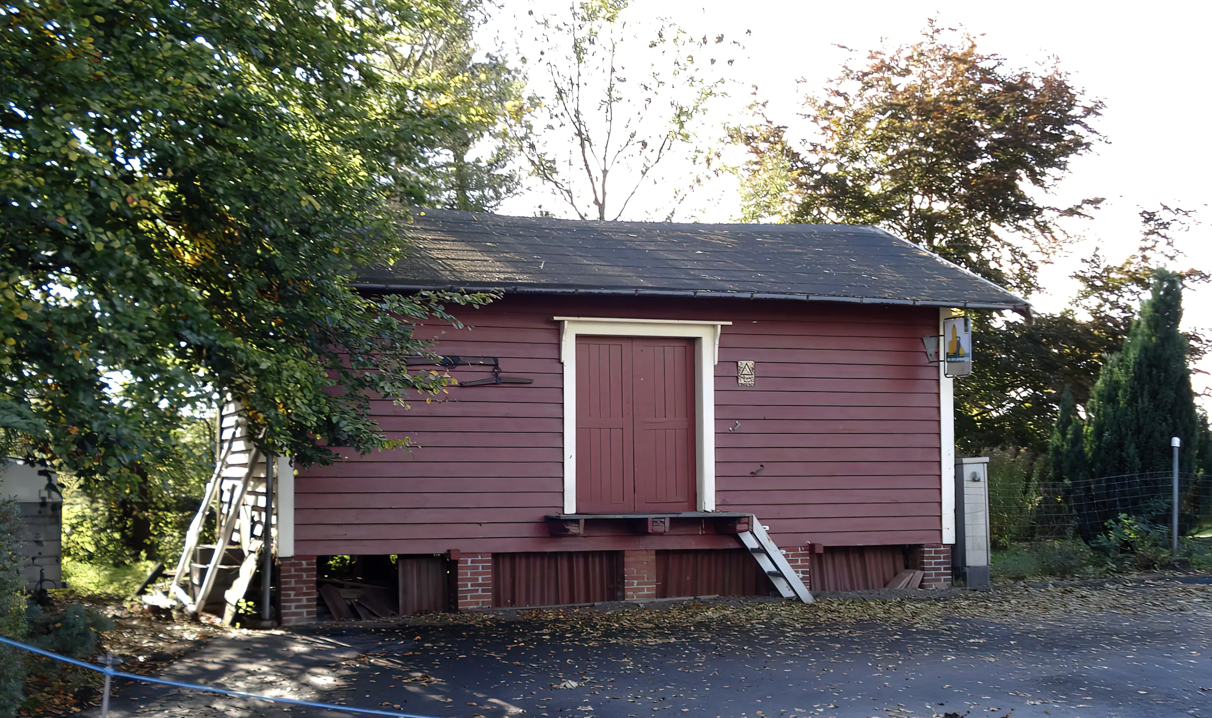 Billede af det gamle pakhus, som stadig er bevaret ved Villestofte Station.