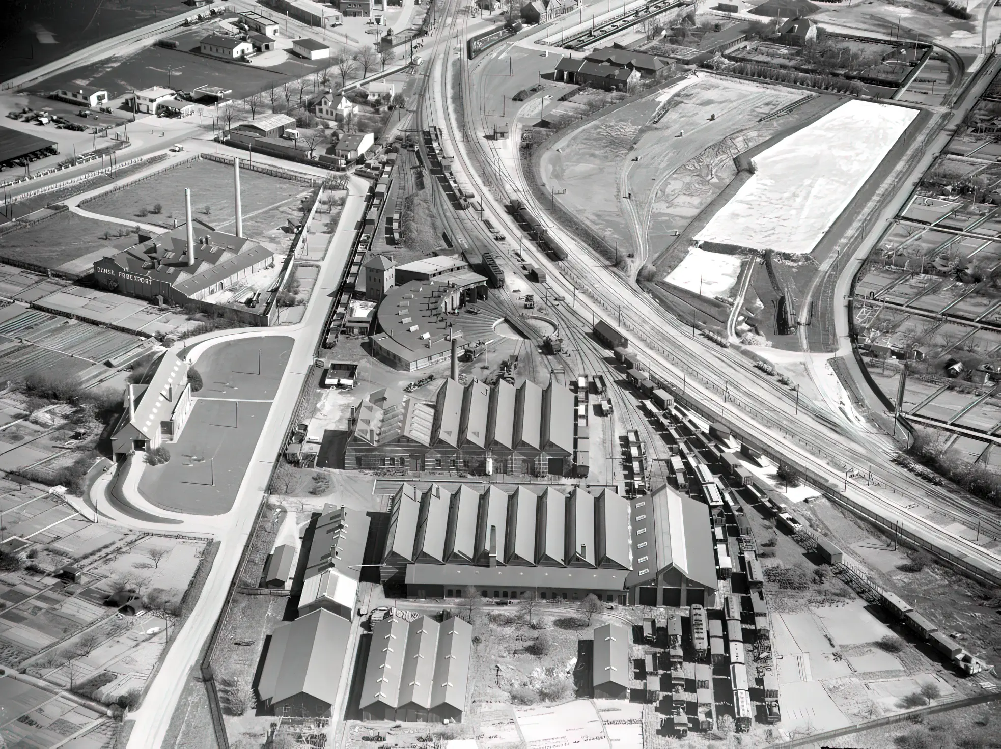 Billede af Sydfyenske Jernbaner, som i tilknytning til Odense Sydbanegård, havde et stort maskin- og vognværksted.