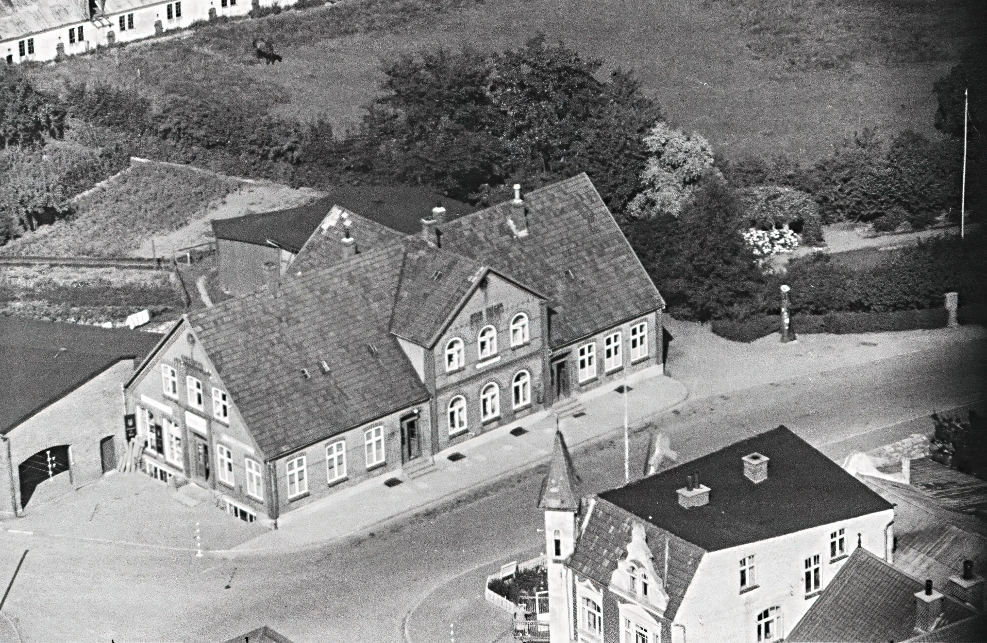 Billede af Varnæs Stationskro i dag er Rejsestalden/Gildesalen eneste tilbageblevne bygning.