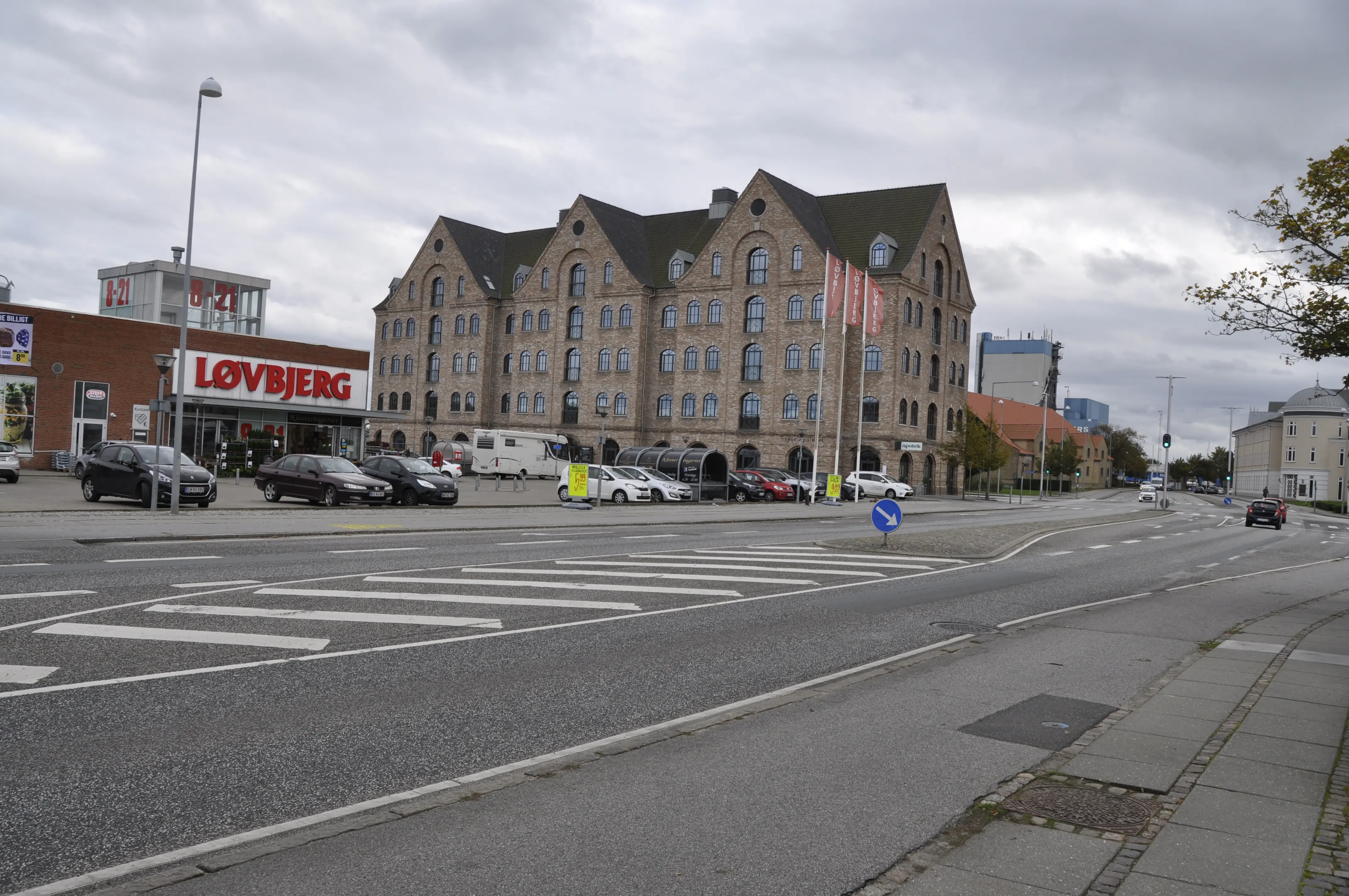 Billede af Aabenraa Amtsbanegård lå lige uden for Løvbjerg supermarked. Her set i retning mod Gråsten.