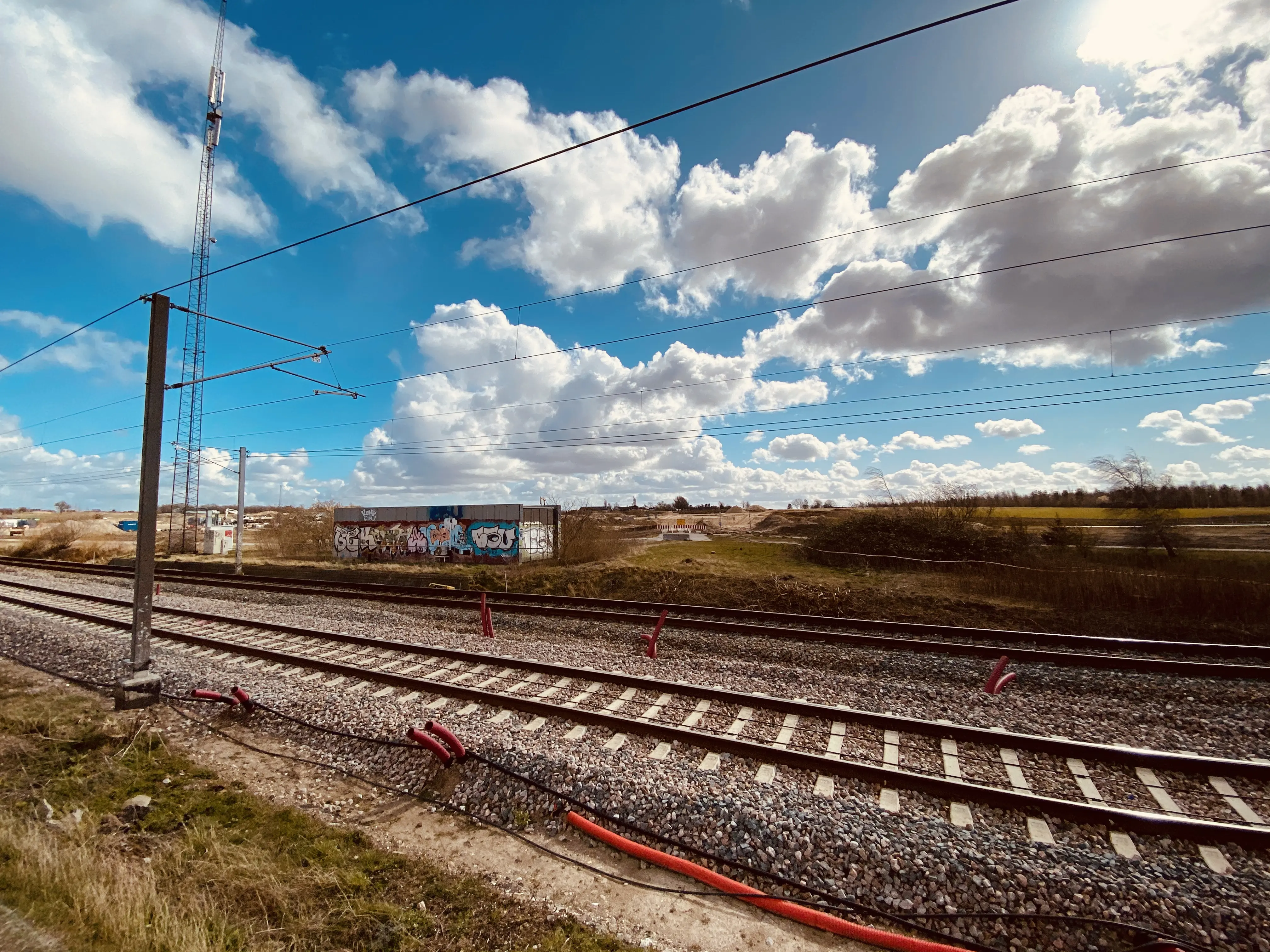 Billede af Oppe-Sundby trinbrætbygningen lå på modsatte side af sporet.