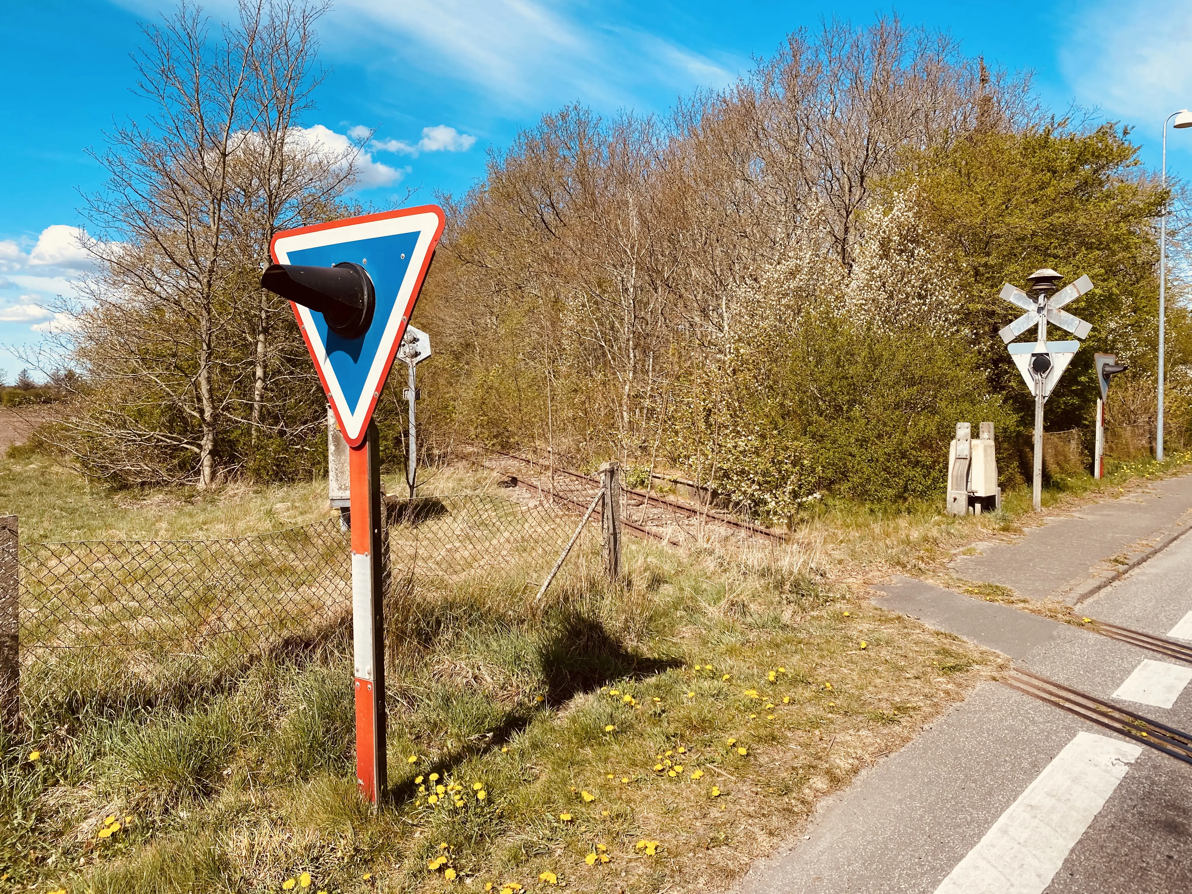 Billede af Terkelsbøl Trinbræt med Sidespor, som er nedrevet, men den har ligget her - perronkanten kan stadig ses.