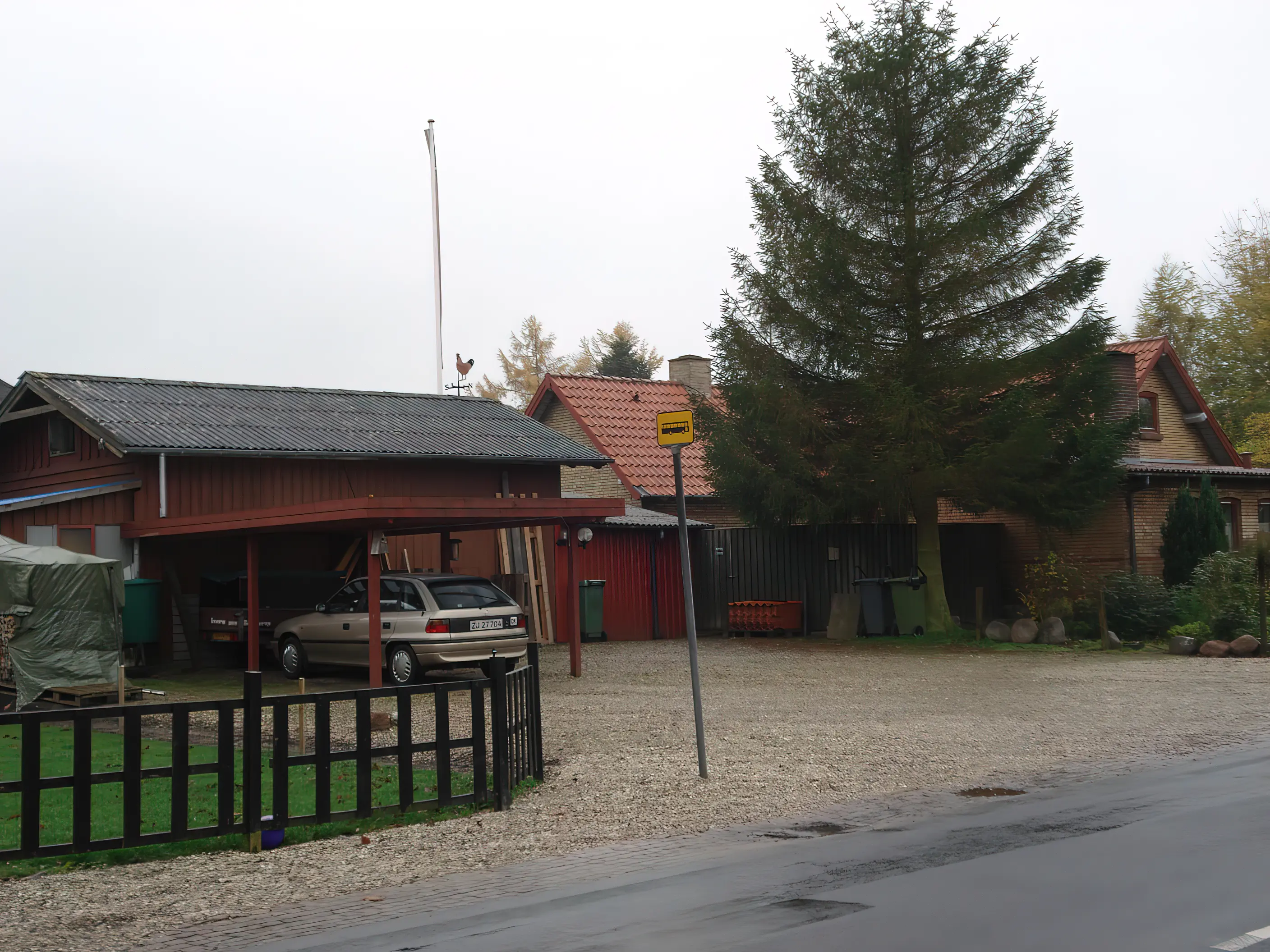 Billede af Fjellerup Stations pakhus, som er den røde bygning til venstre i billedet.