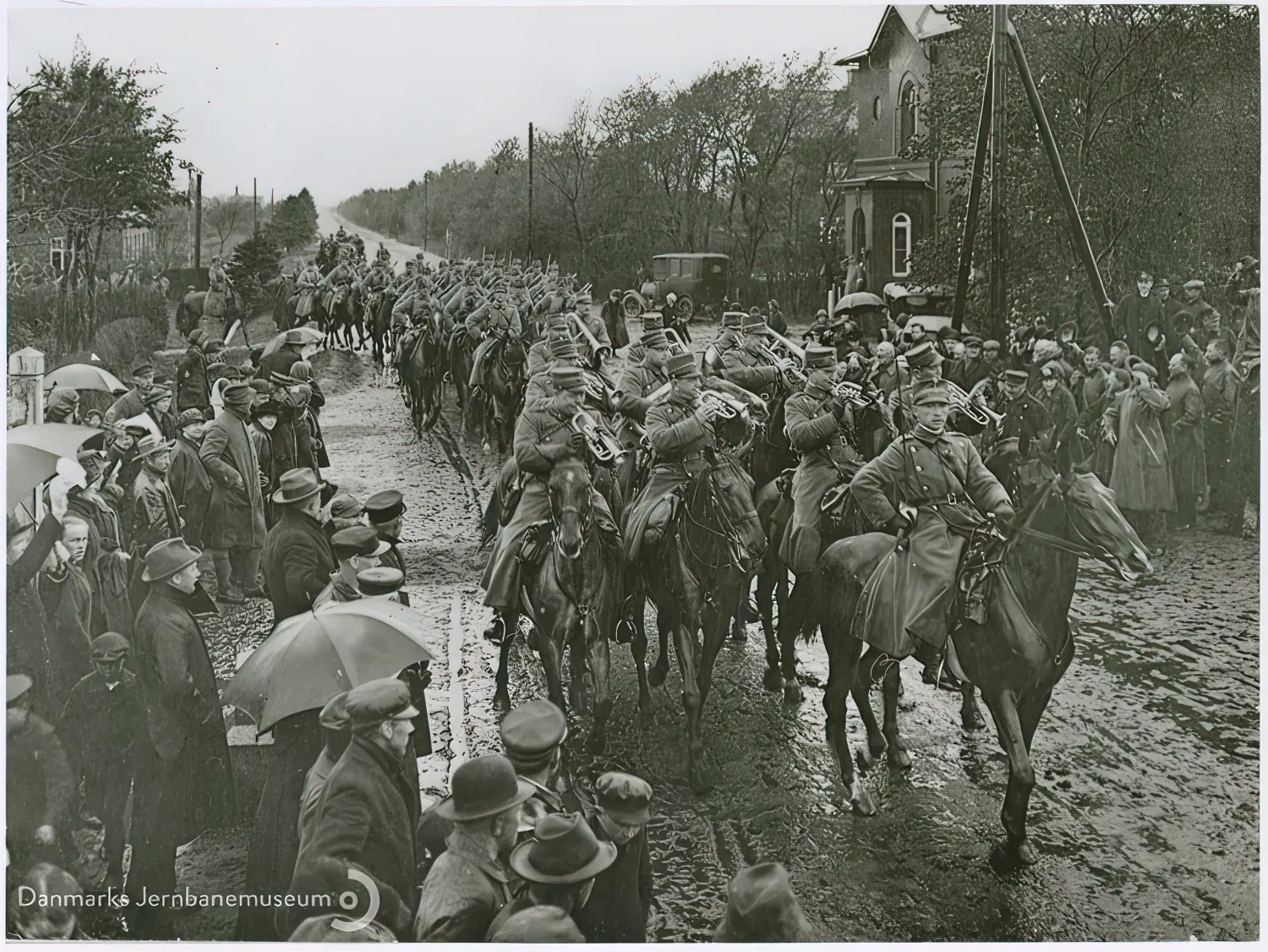 I øsende regnvejr passerer danske dragonstyrker på vej mod Tønder grænsen ved Vedsted/Hvidding.