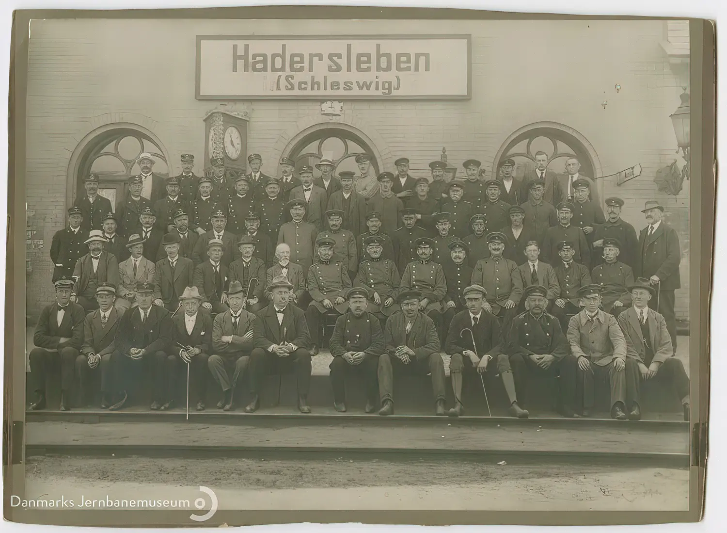Billede af det tyske og det danske jernbanepersonale opstillet til fælles gruppefotografering forud for den danske overtagelse af Haderslev Vestbanegård natten mellem den 16. og 17. jun. 1920.