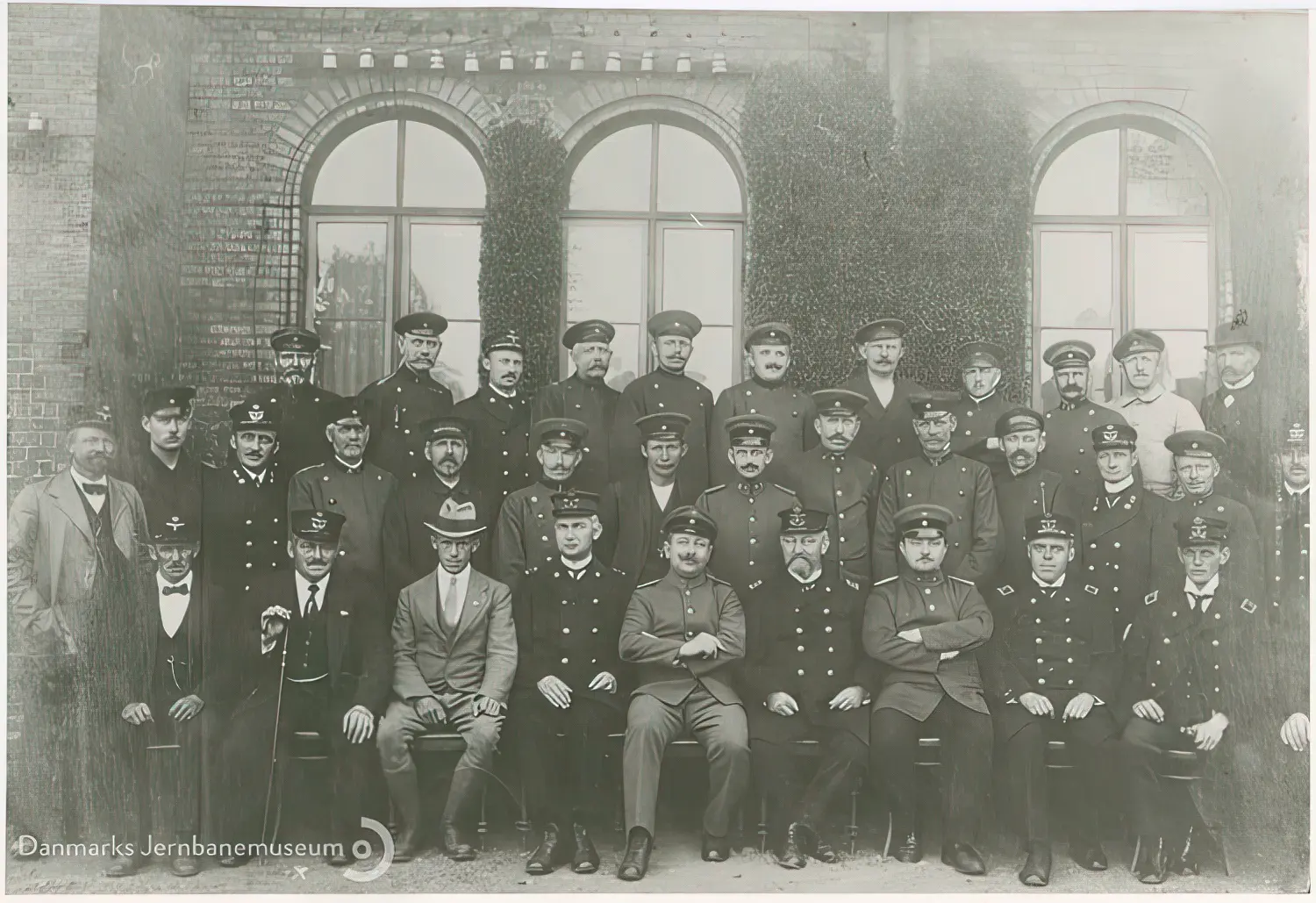Billede af det tyske og det danske jernbanepersonale opstillet til fælles gruppefotografering ved den danske overtagelse af Rødekro Station natten mellem den 16. og 17. jun. 1920.
