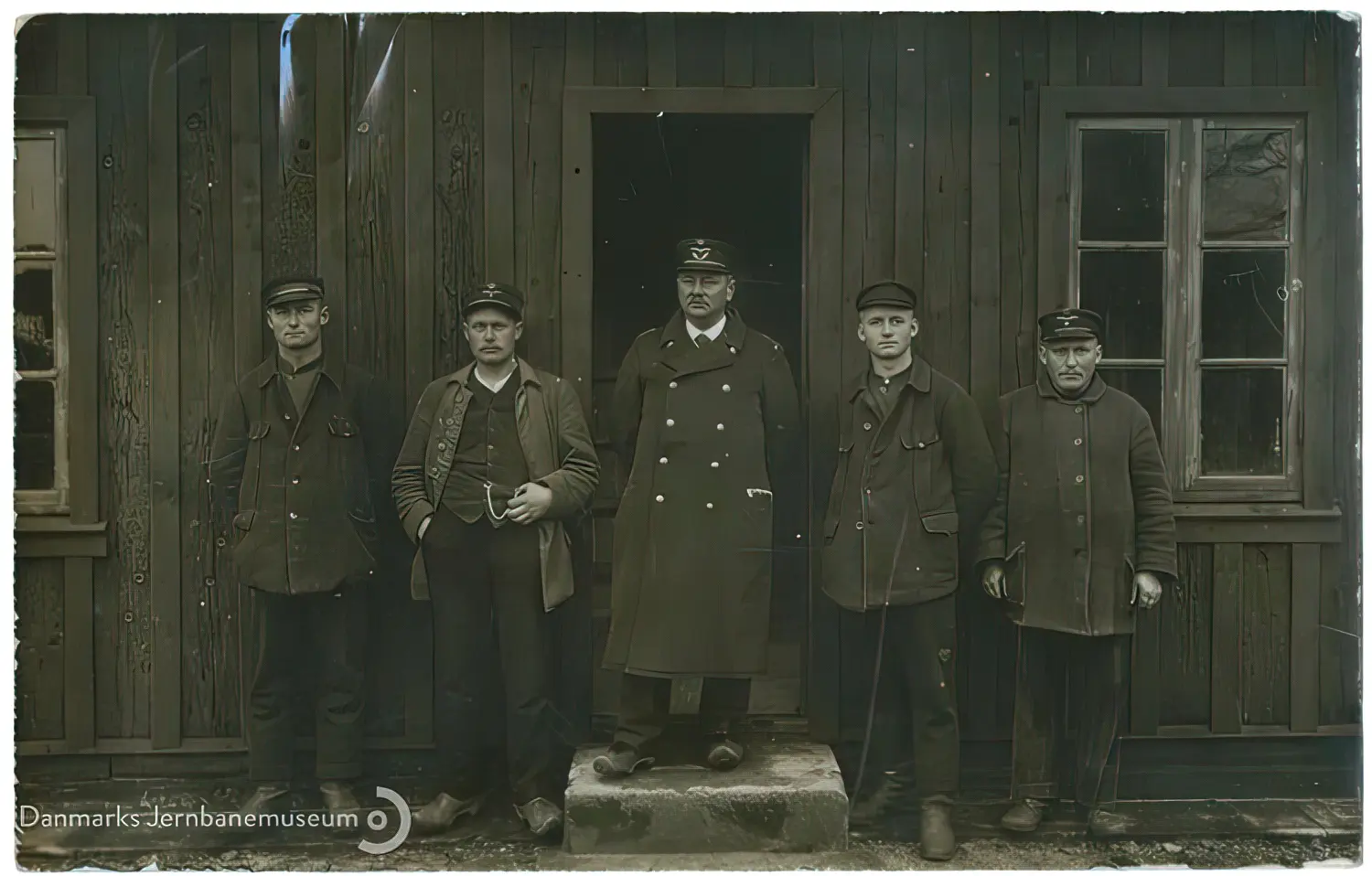 Billede af kolonne 384 ved Bolderslev Station. Fra venstre: A. Nicolajsen; P. Kobleeck; uidentificeret baneformand; H. Nicolajsen samt E. Juulsgaard. Alle fem overgået fra tysk til dansk tjeneste 17. juni 1920.