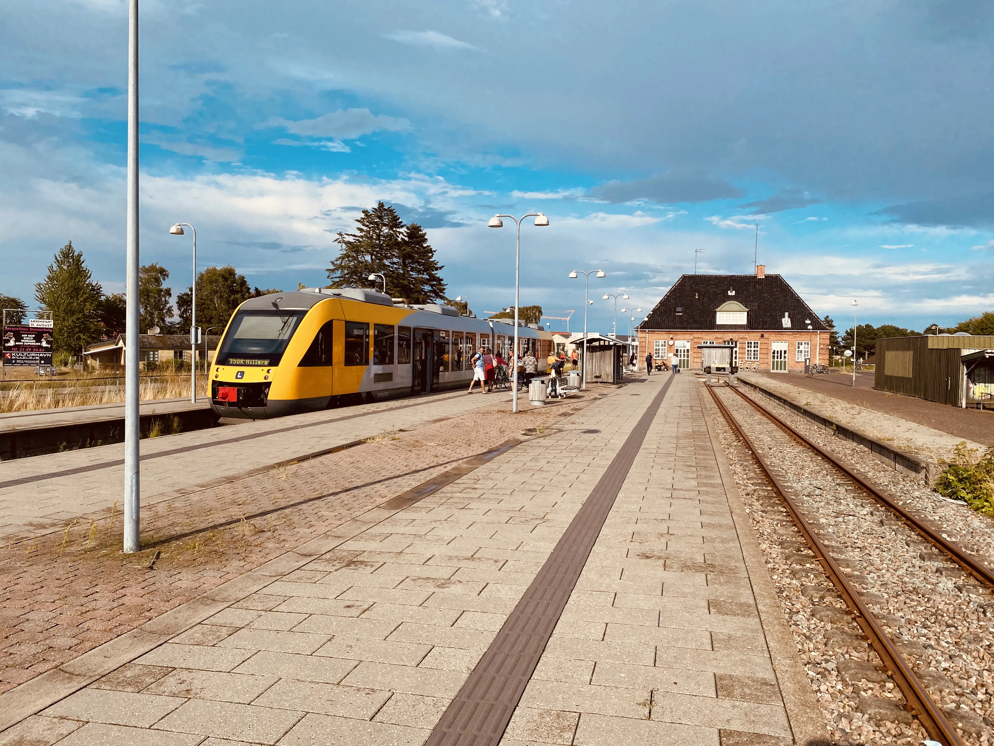 Billede af tog ud for Gilleleje Station.