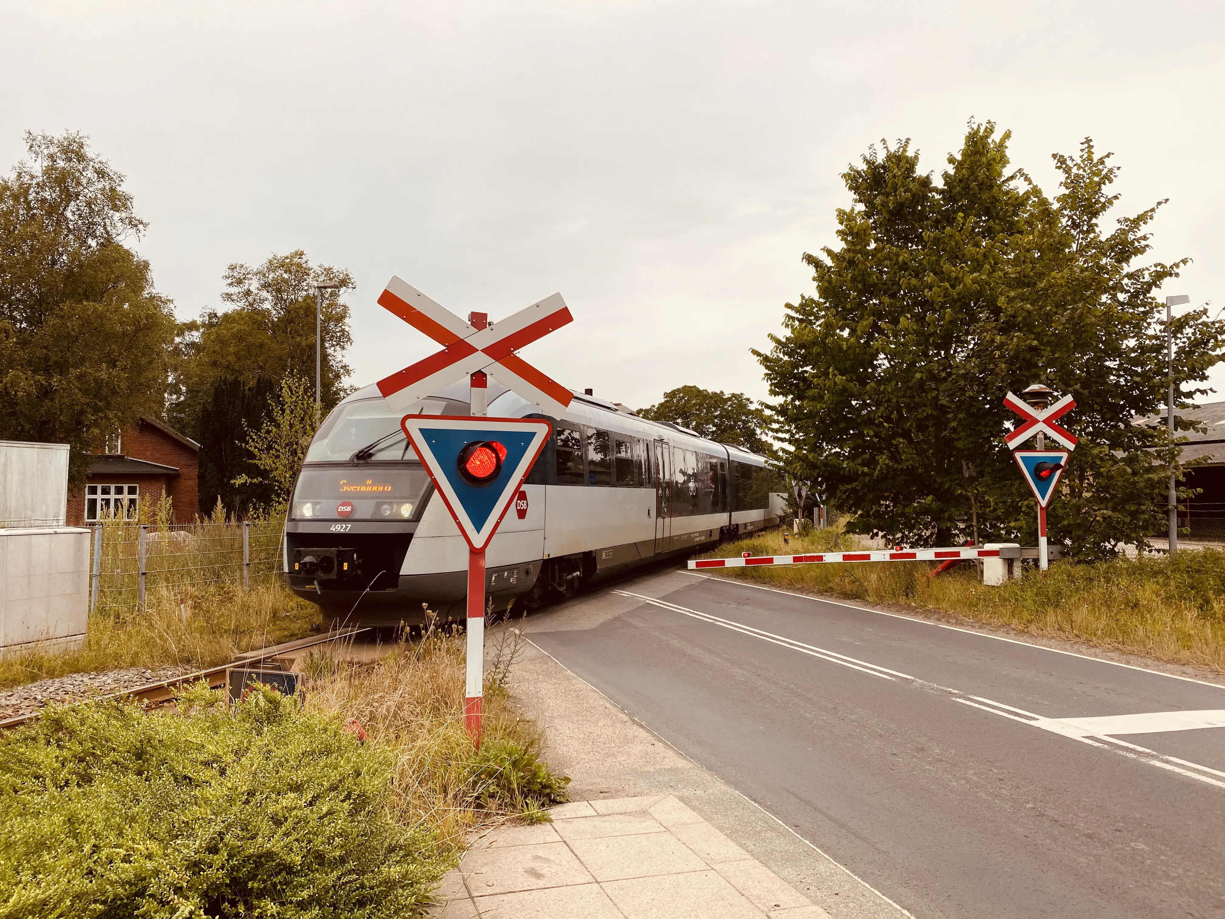 Billede af tog ud for Stenstrup Syd Trinbræt med Sidespor.