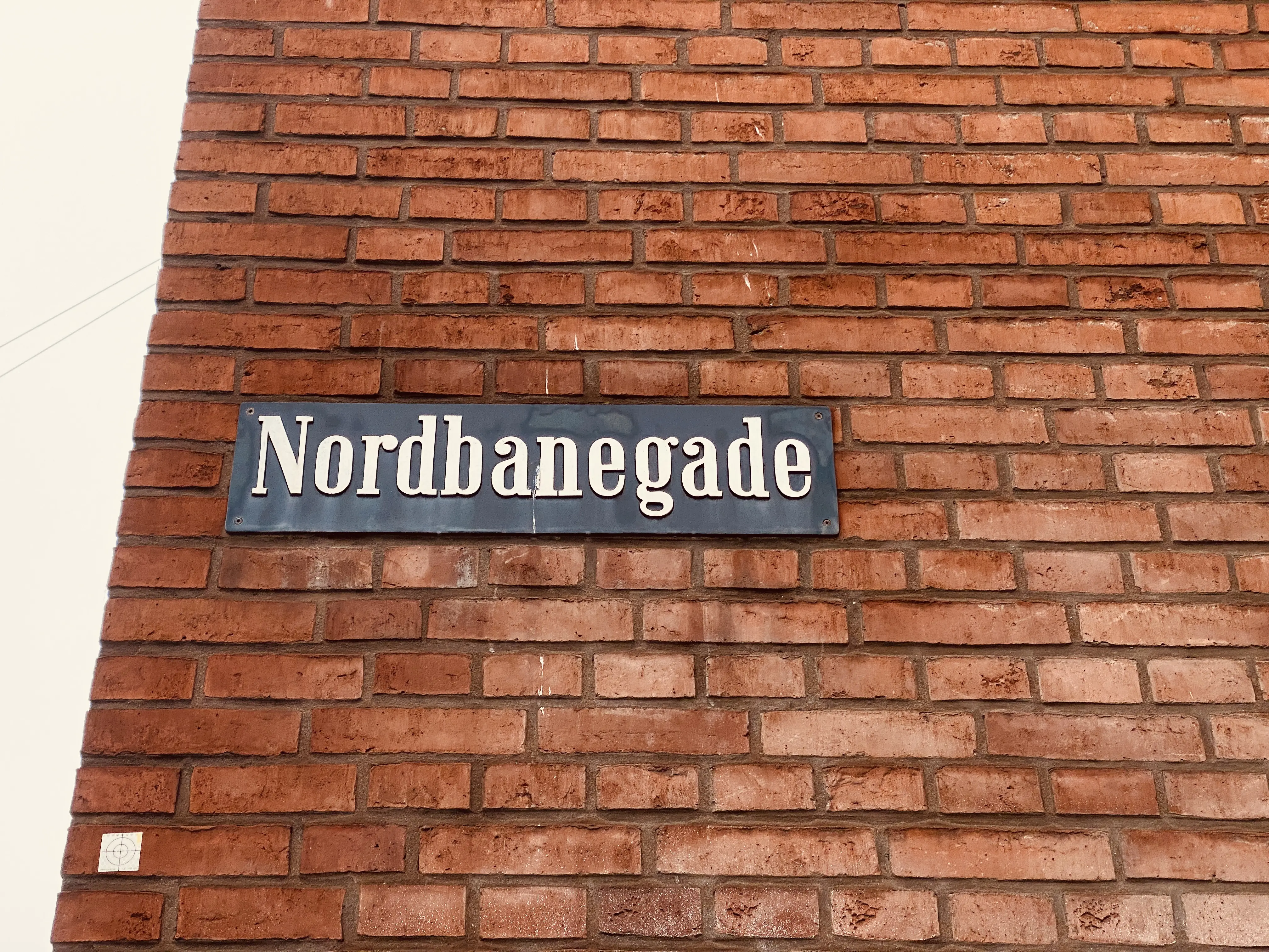 Nordbanegade er opkaldt efter Nordbanen, som gik igennem Nørrebro Stations B.