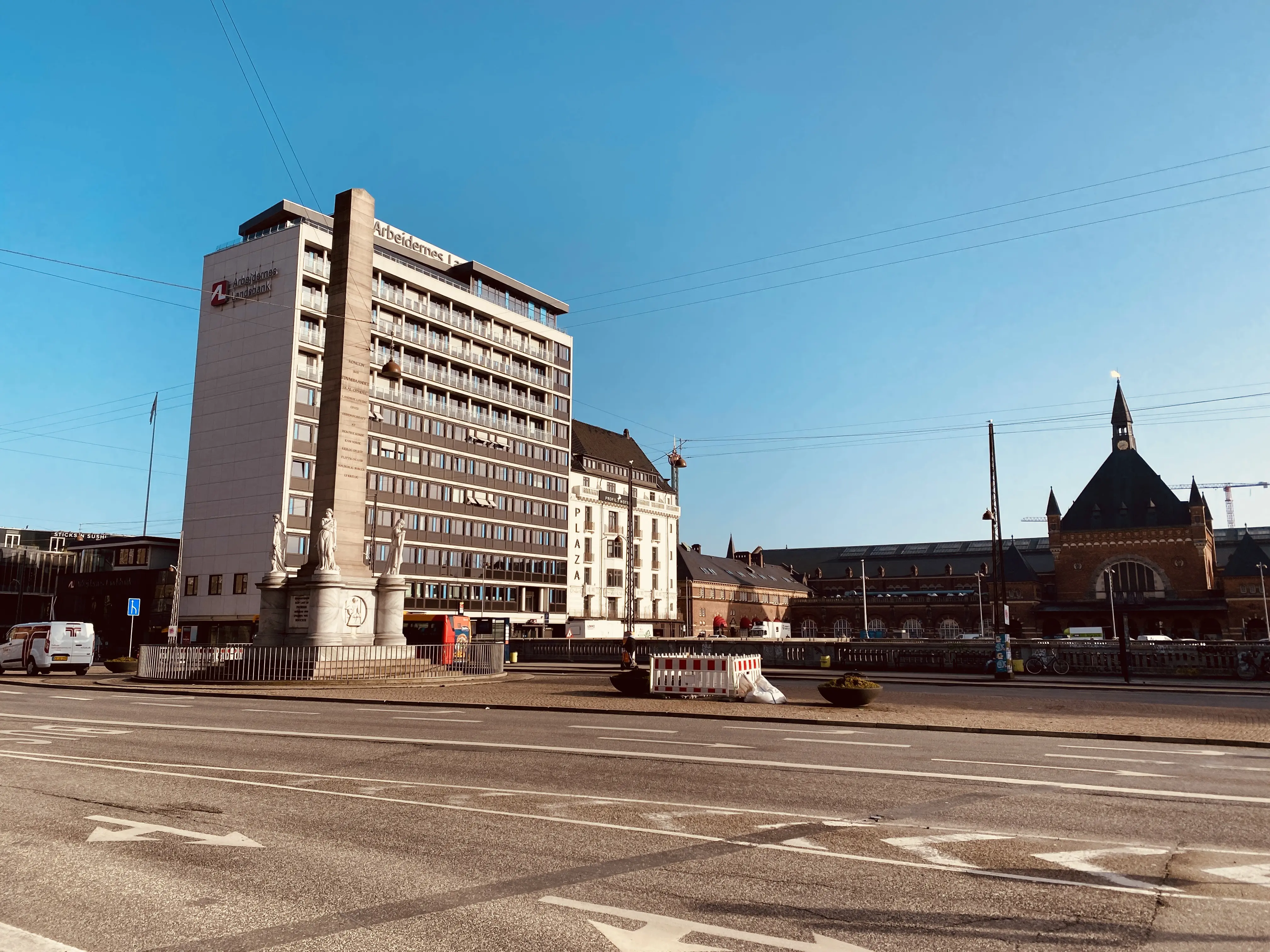 Billede af København Station - Stationen er nedrevet, men den har ligget her ved Frihedsstøtten af Nicolai Abildgaard.