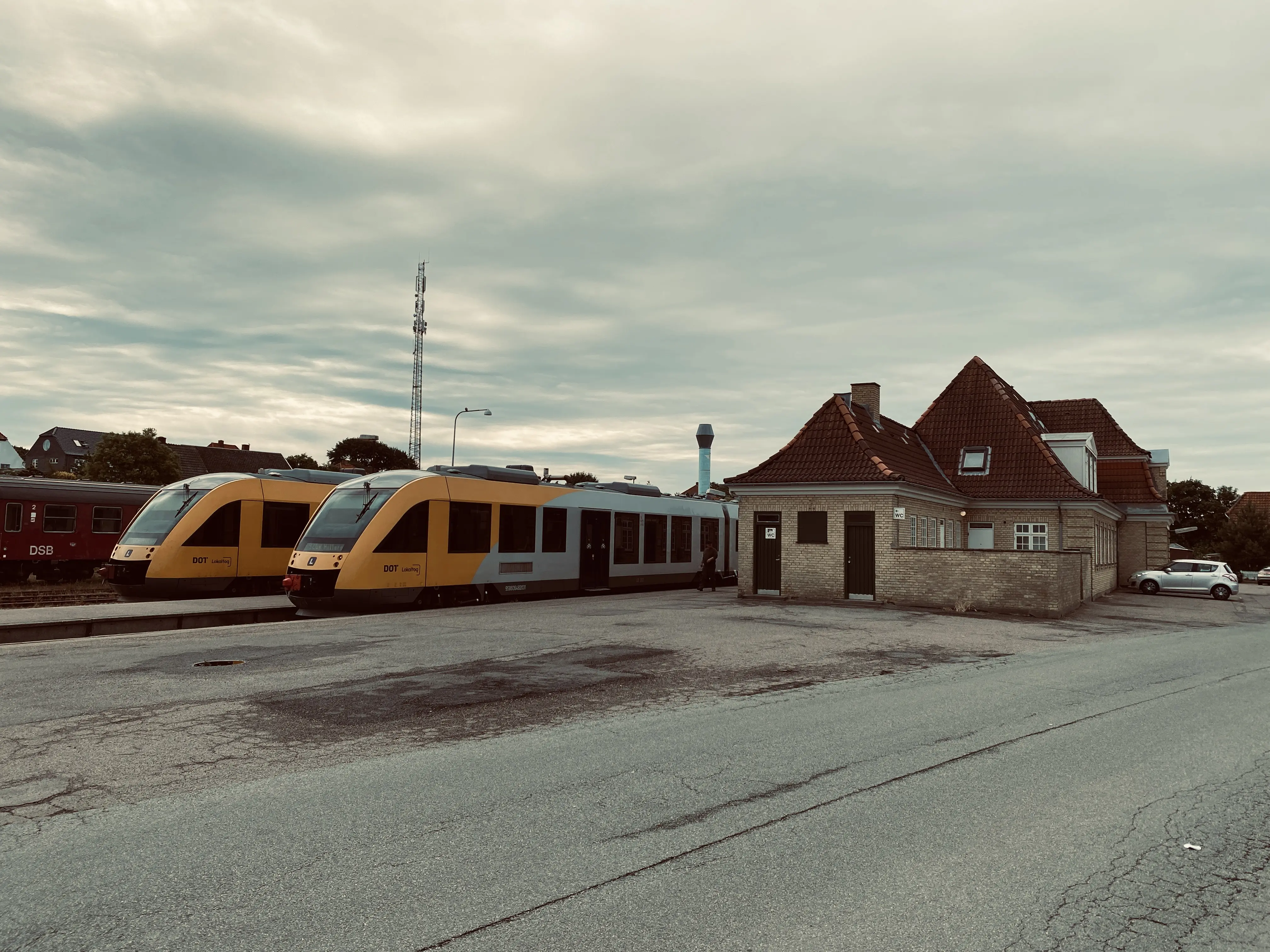 Billede af LT 103-203, tidligere LB 103-203 fotograferet ud for Hundested Station.