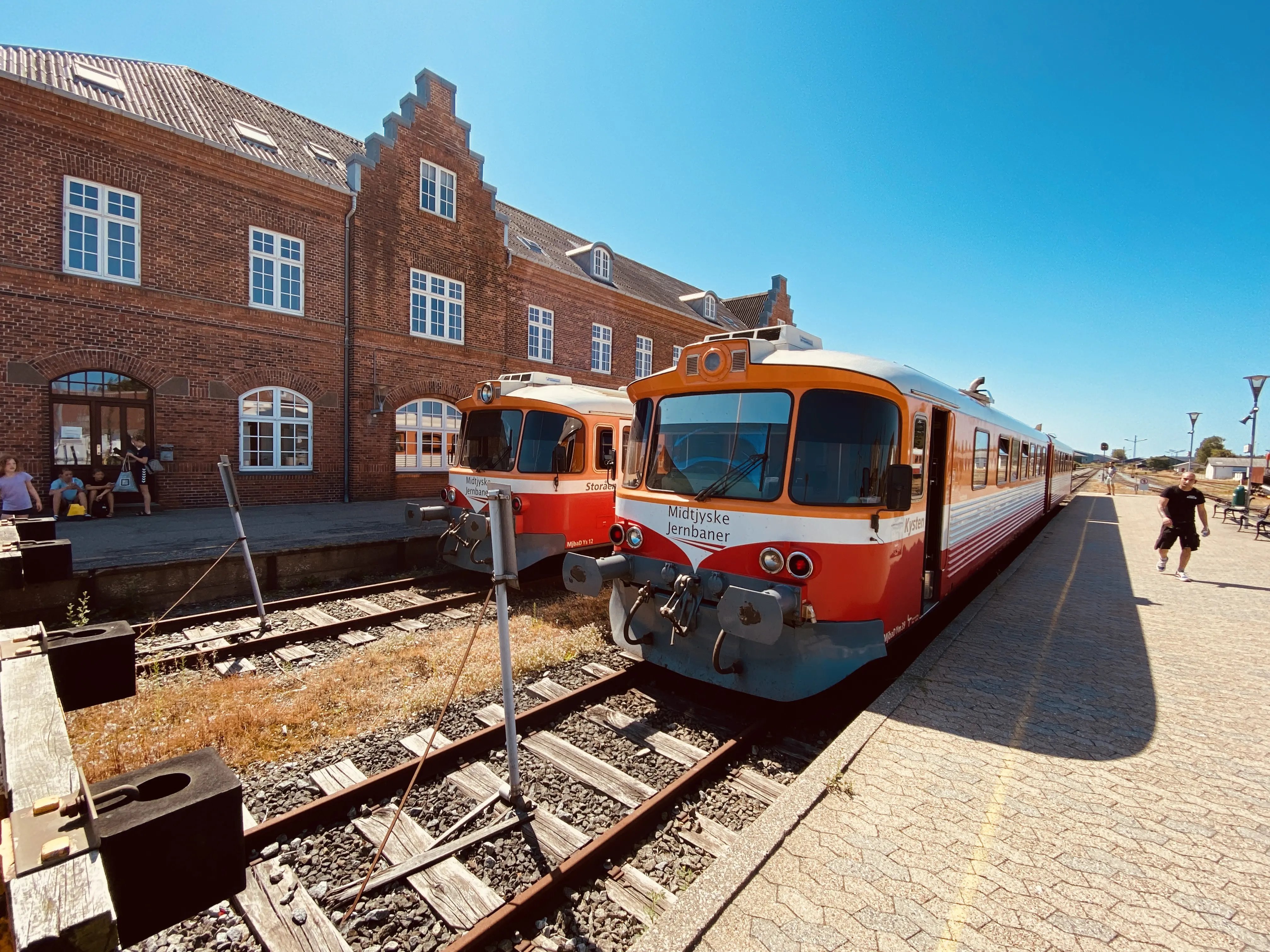 Billede af "Kysten" (MjbaD YM 39) og oprindelig OHJ YM 57 - her fotograferet ud for Lemvig Station.