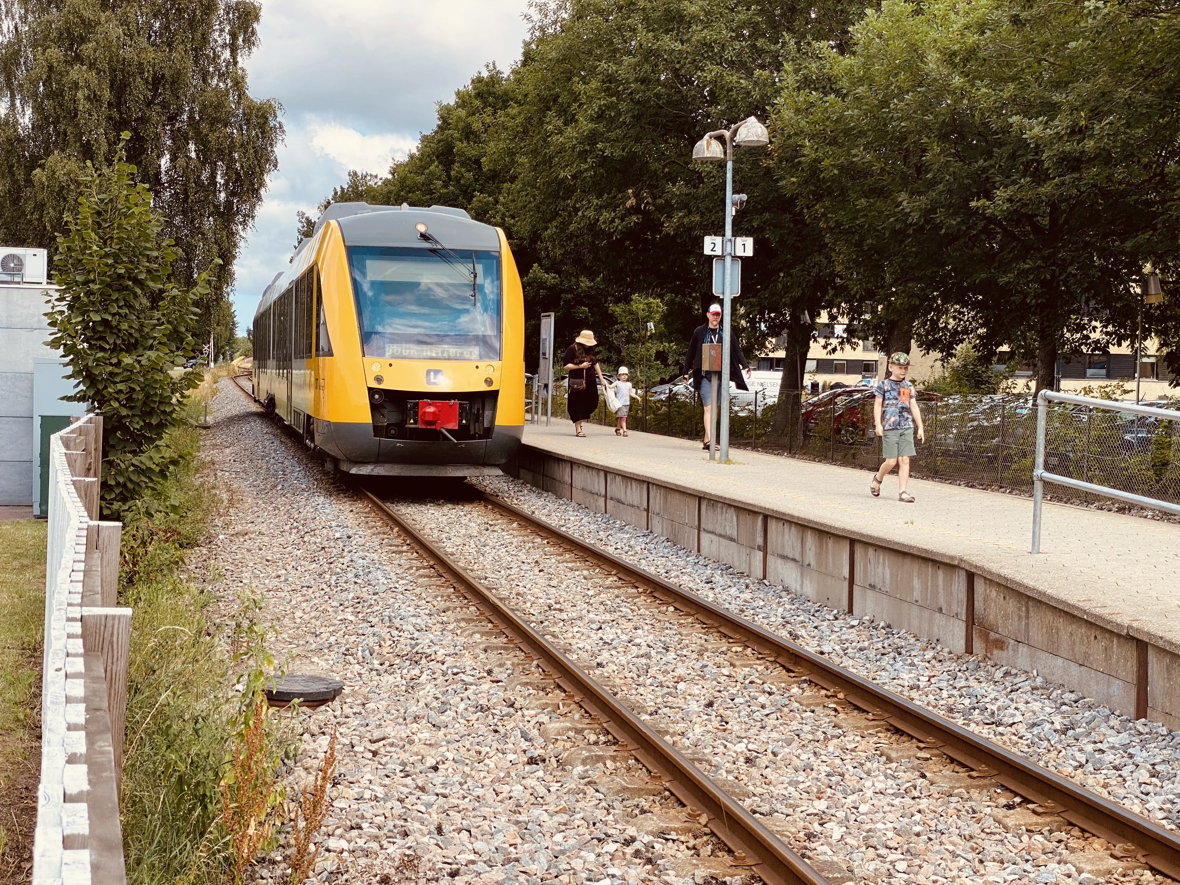 Billede af tog ud for Slotspavillonen Trinbræt.