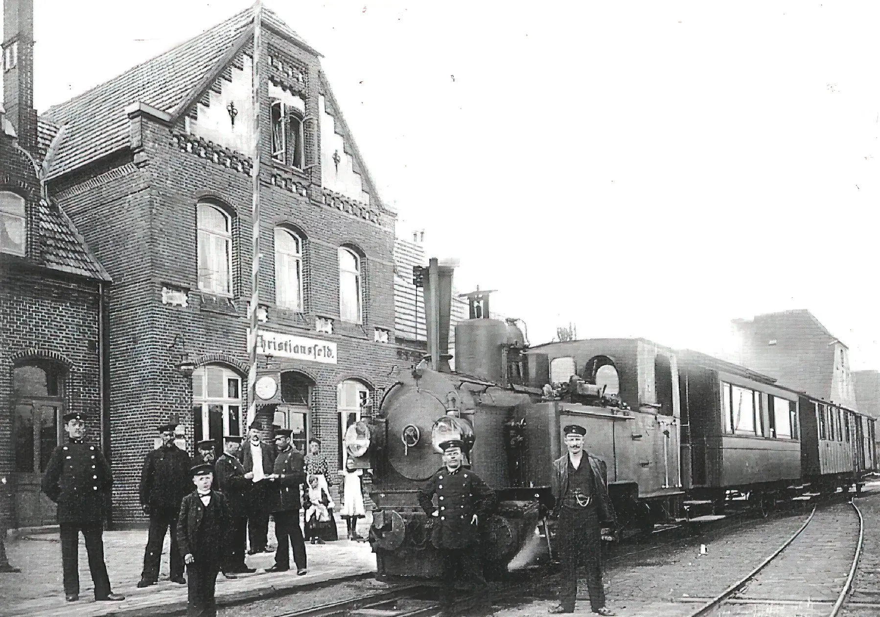 Billede af tog ud for Christiansfeld Station.