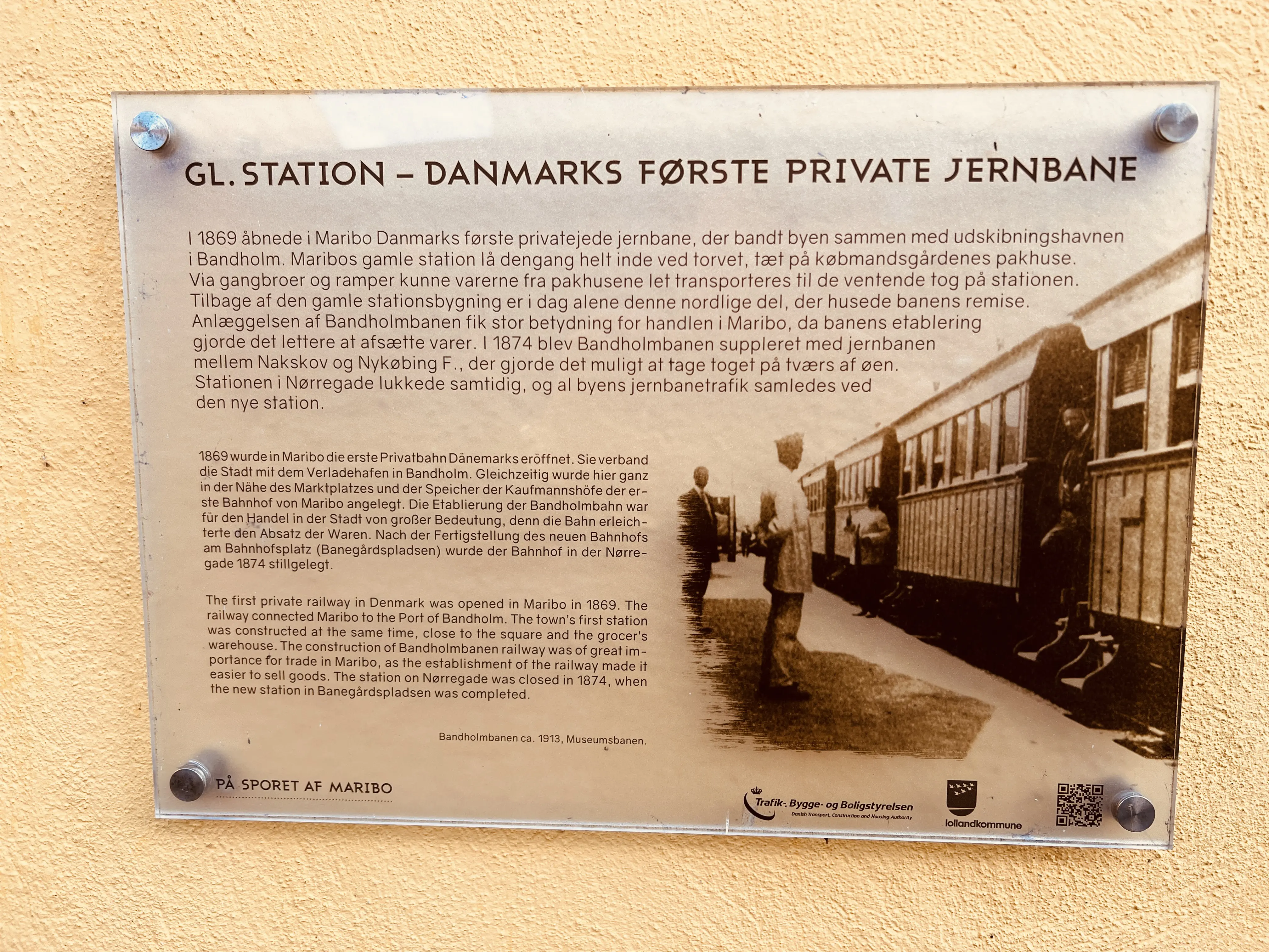 Billede af mindeplade til ære for Maribos Station.