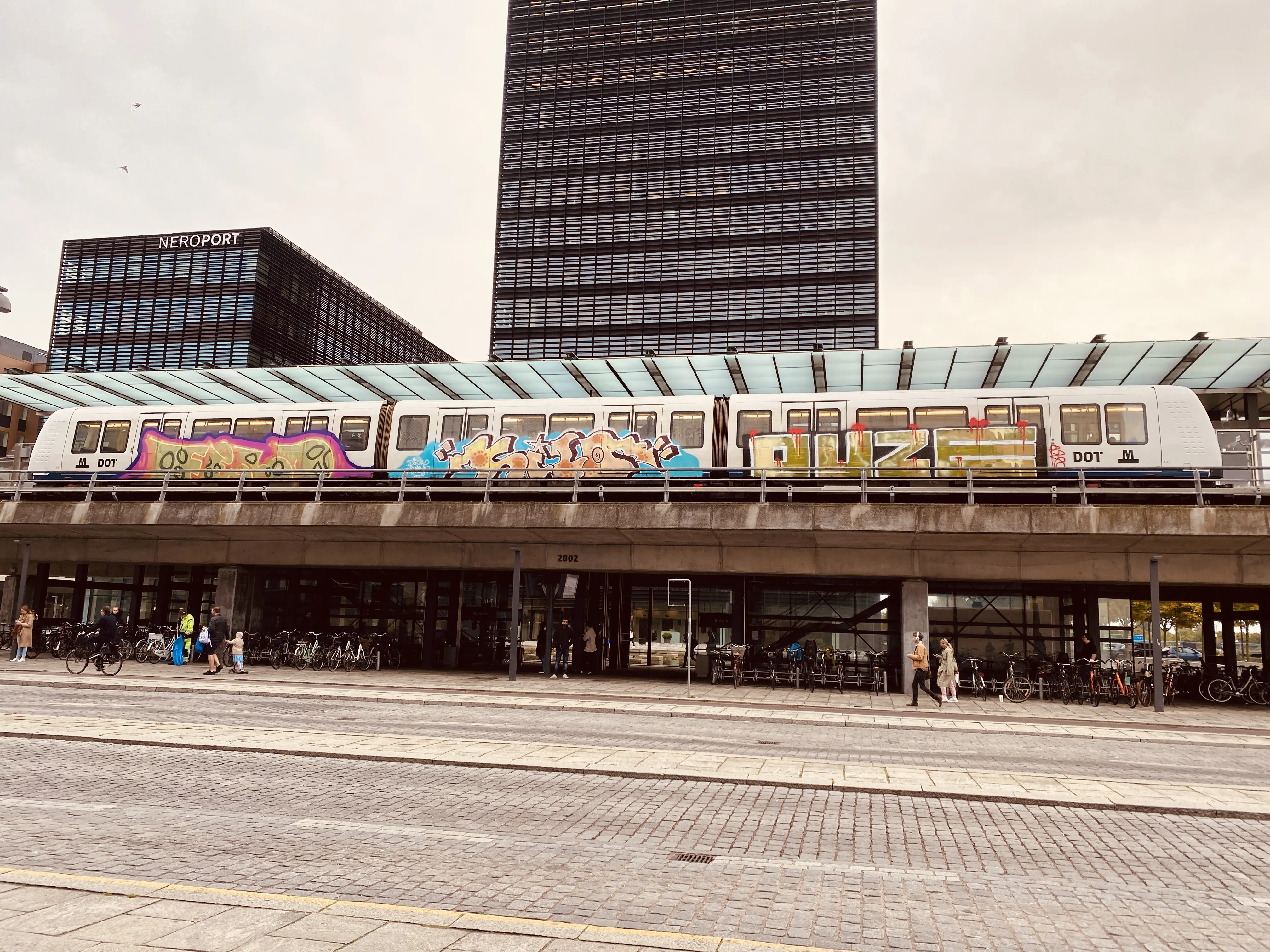 Billede af metrotog med grafittig på - ud for Ørestad Metrostation.