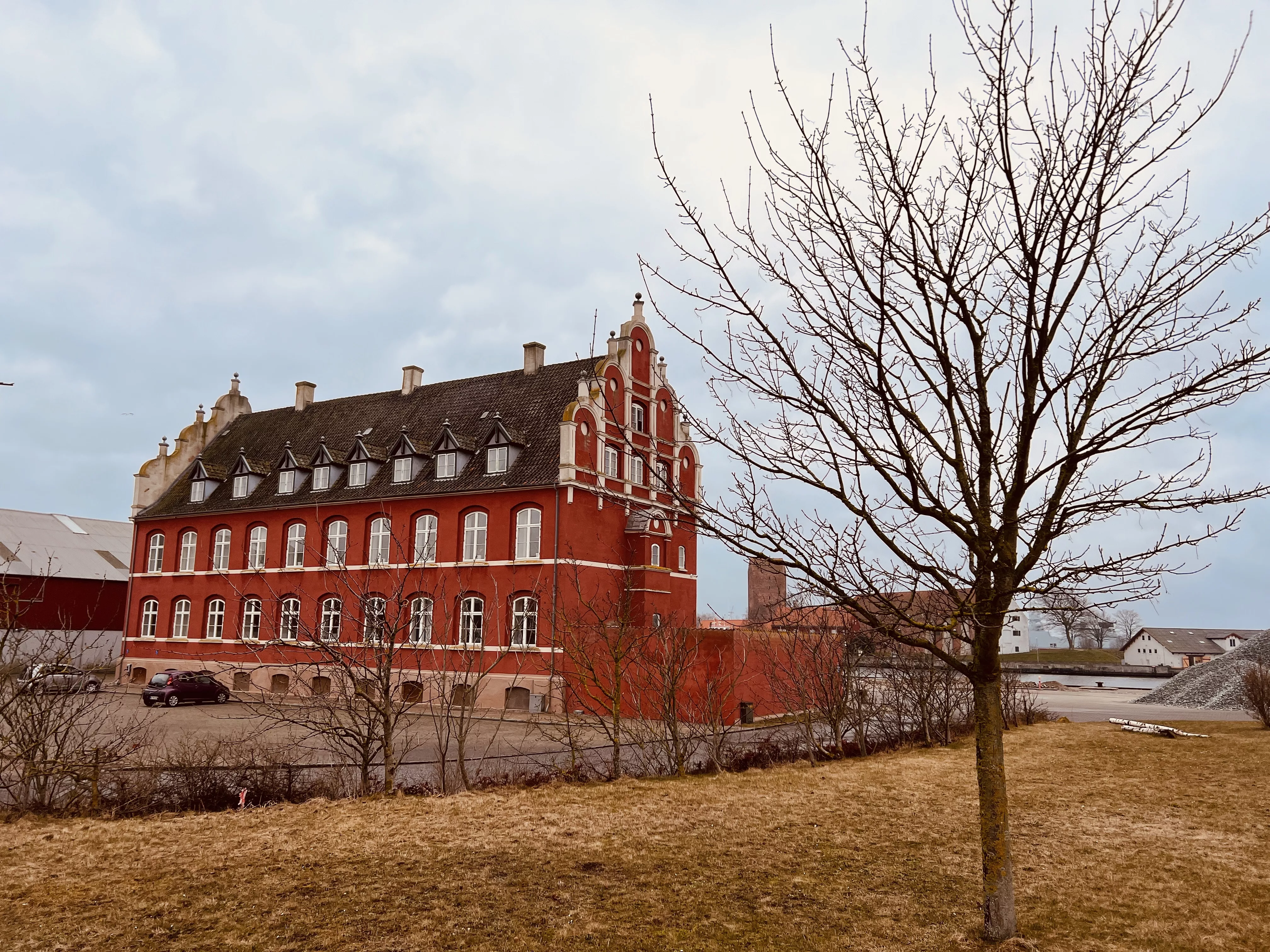 Billede af Korsør Station - Station er nedrevet, men Korsør Station har ligget her til venstre for den røde bygning.