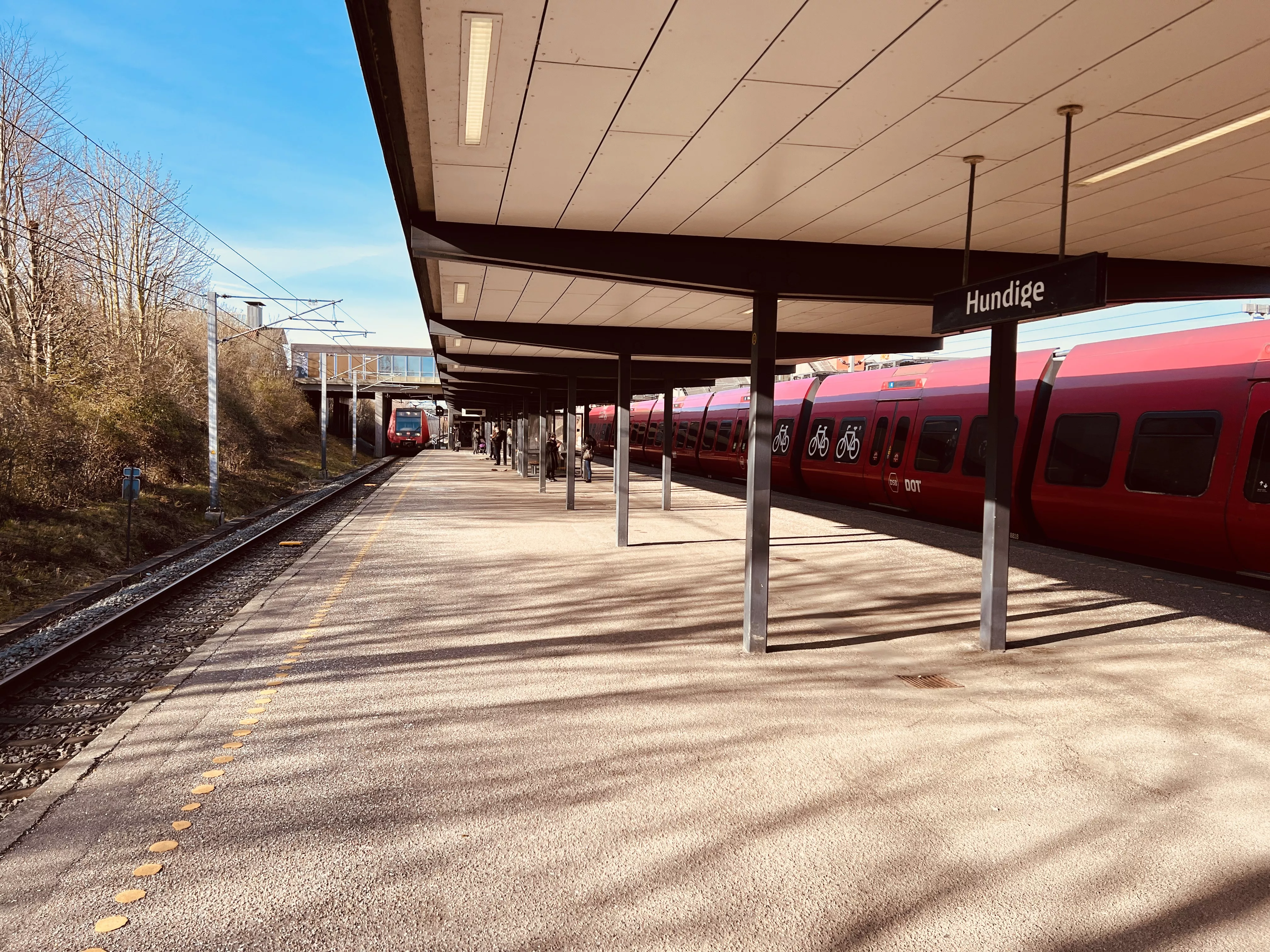 Billede af tog ud for Hundige S-togsstation.