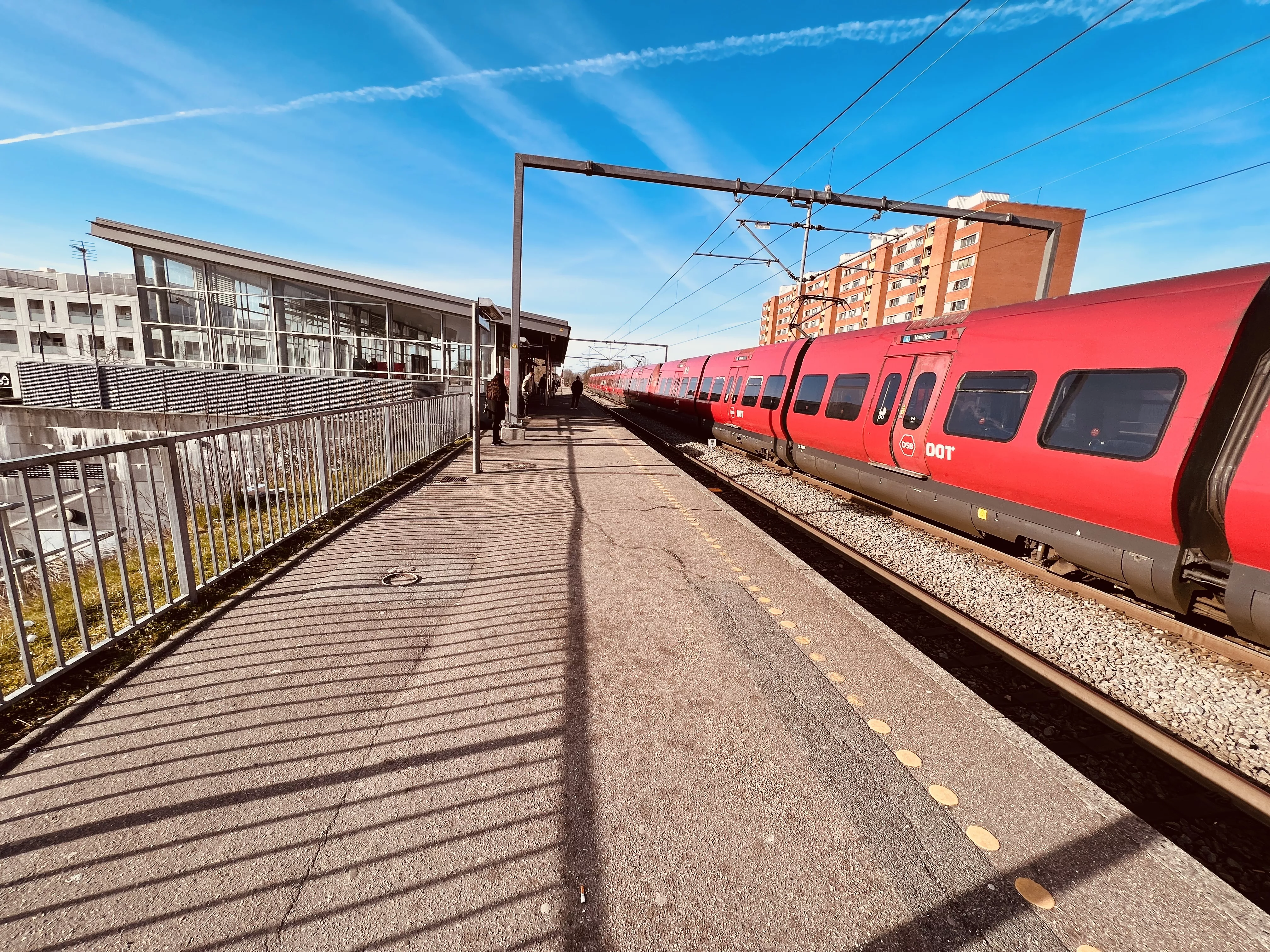 Billede af tog ud for Ishøj S-togsstation.