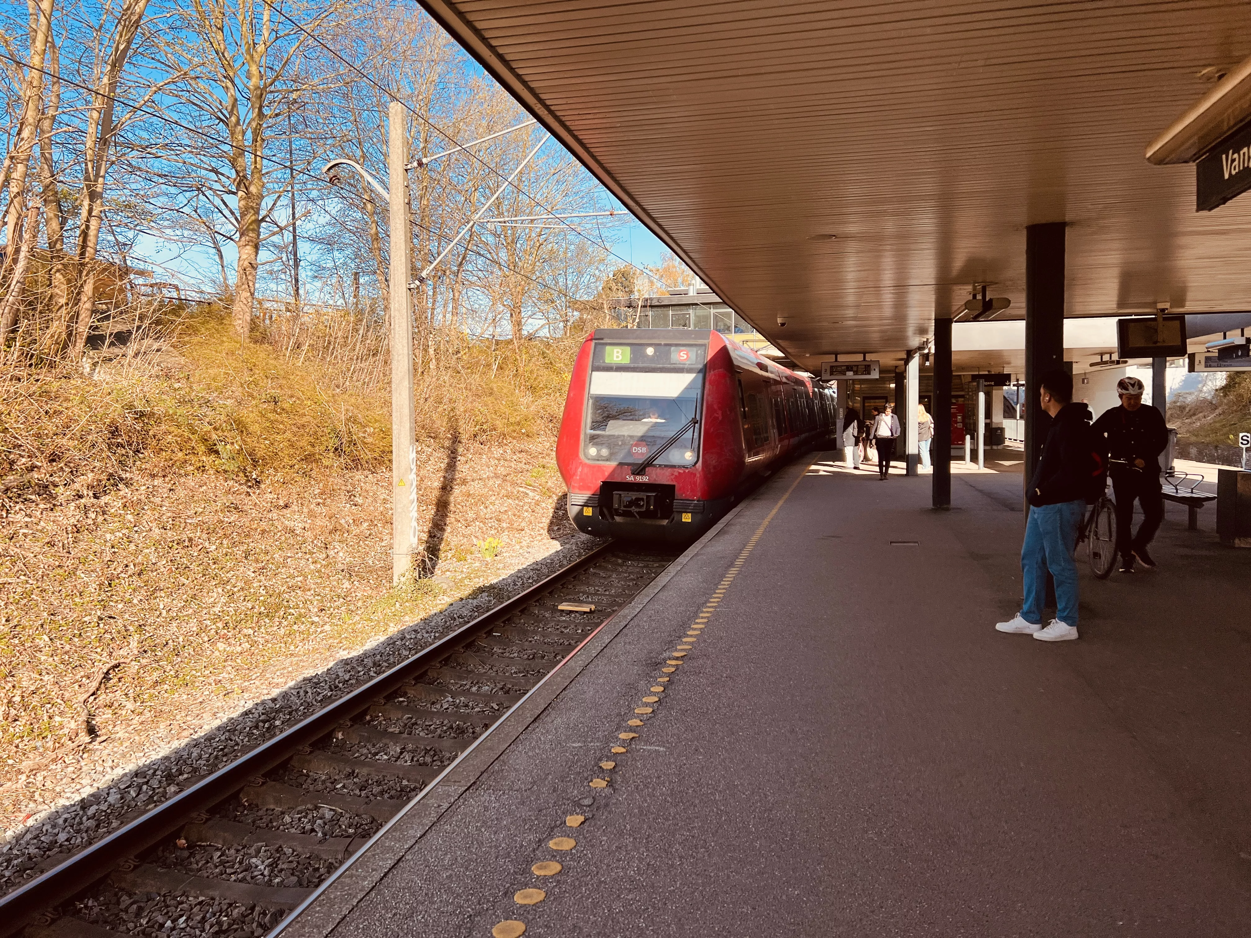 Billede af tog ud for Vangede S-togstrinbræt.