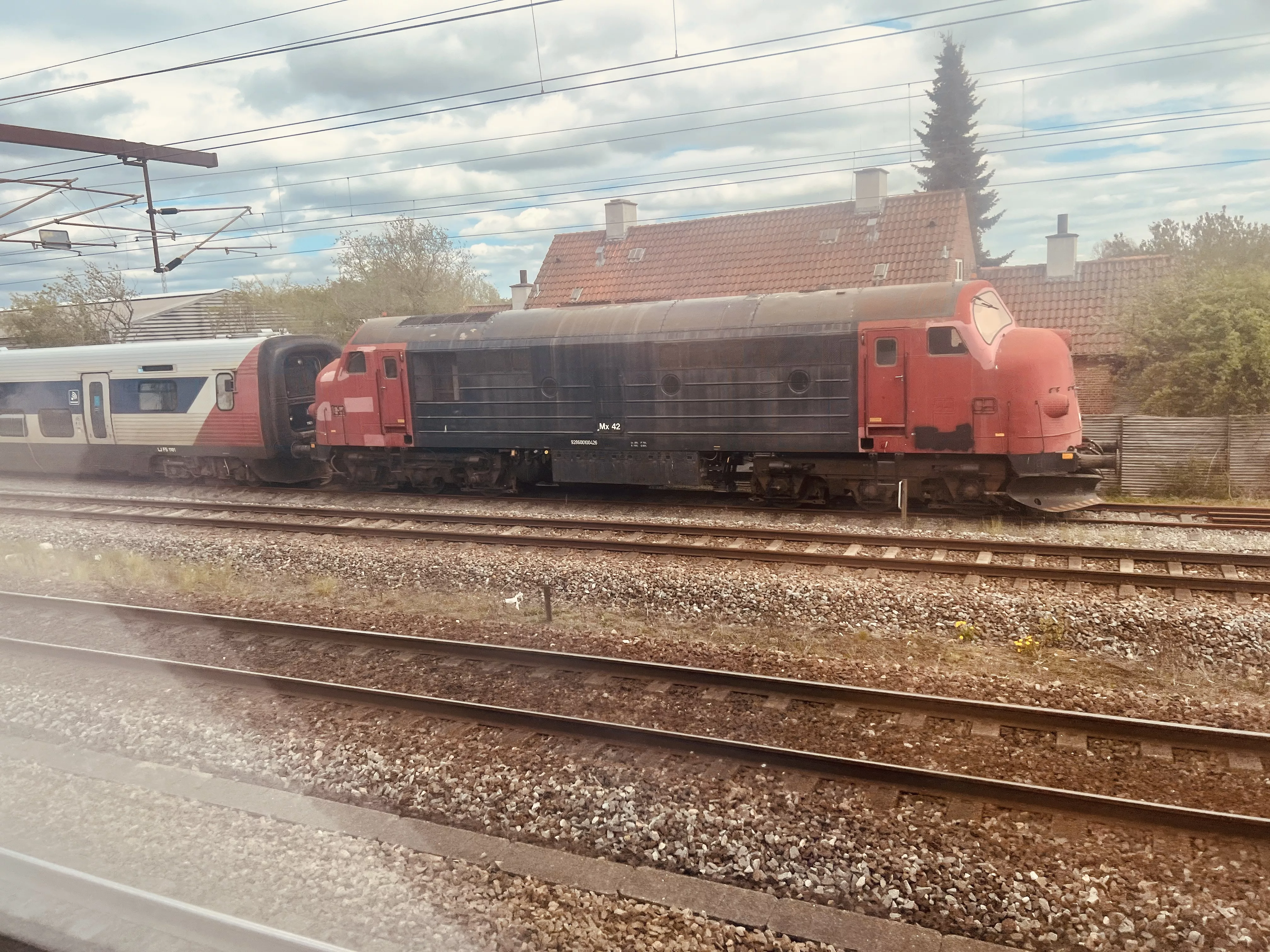 Billede af LT MX 42, tidligere DSB MX 1005 fotograferet ud for Roskilde Station.