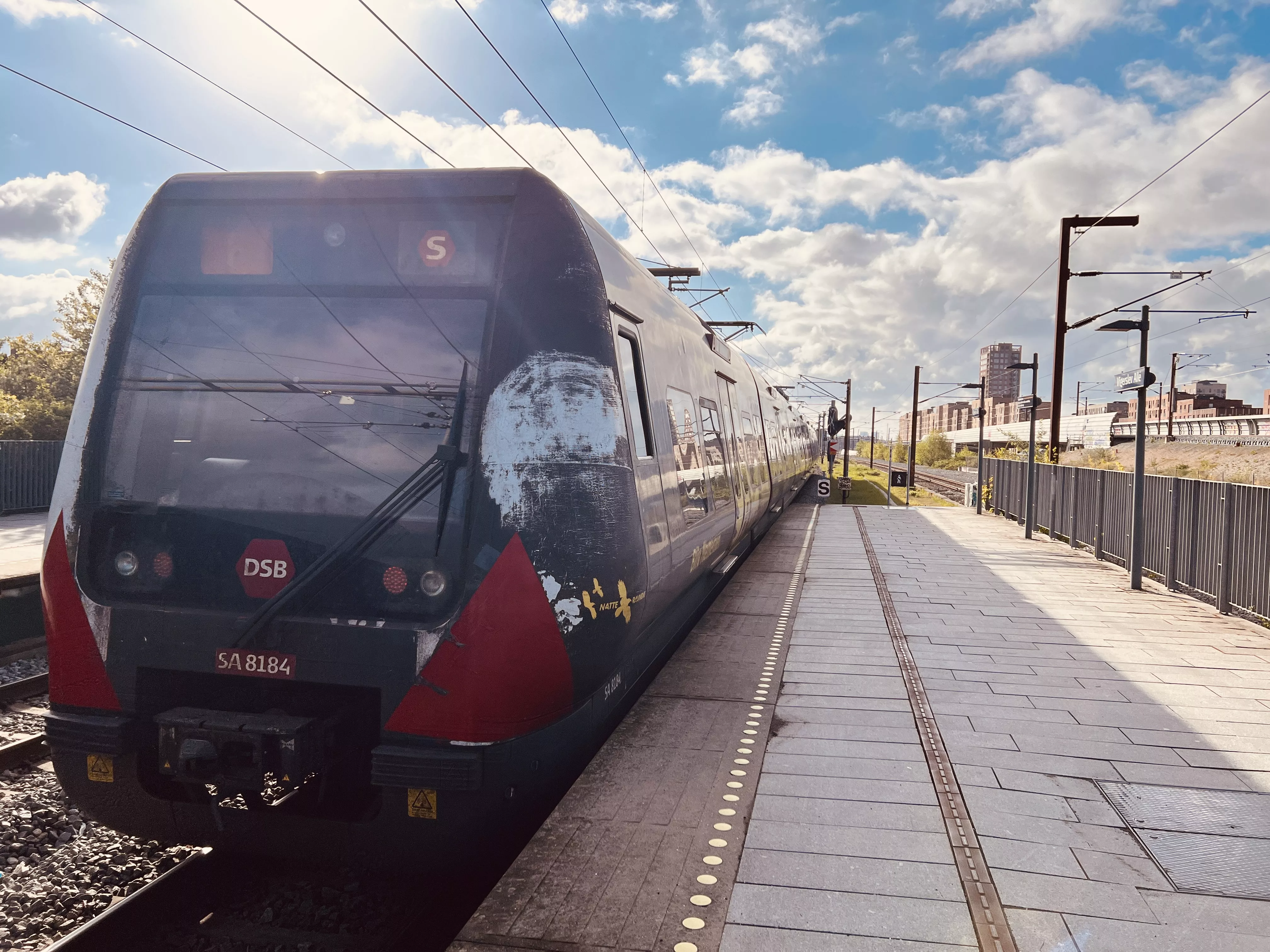 Billede af tog ud for Vigerslev Allé S-togstrinbræt.