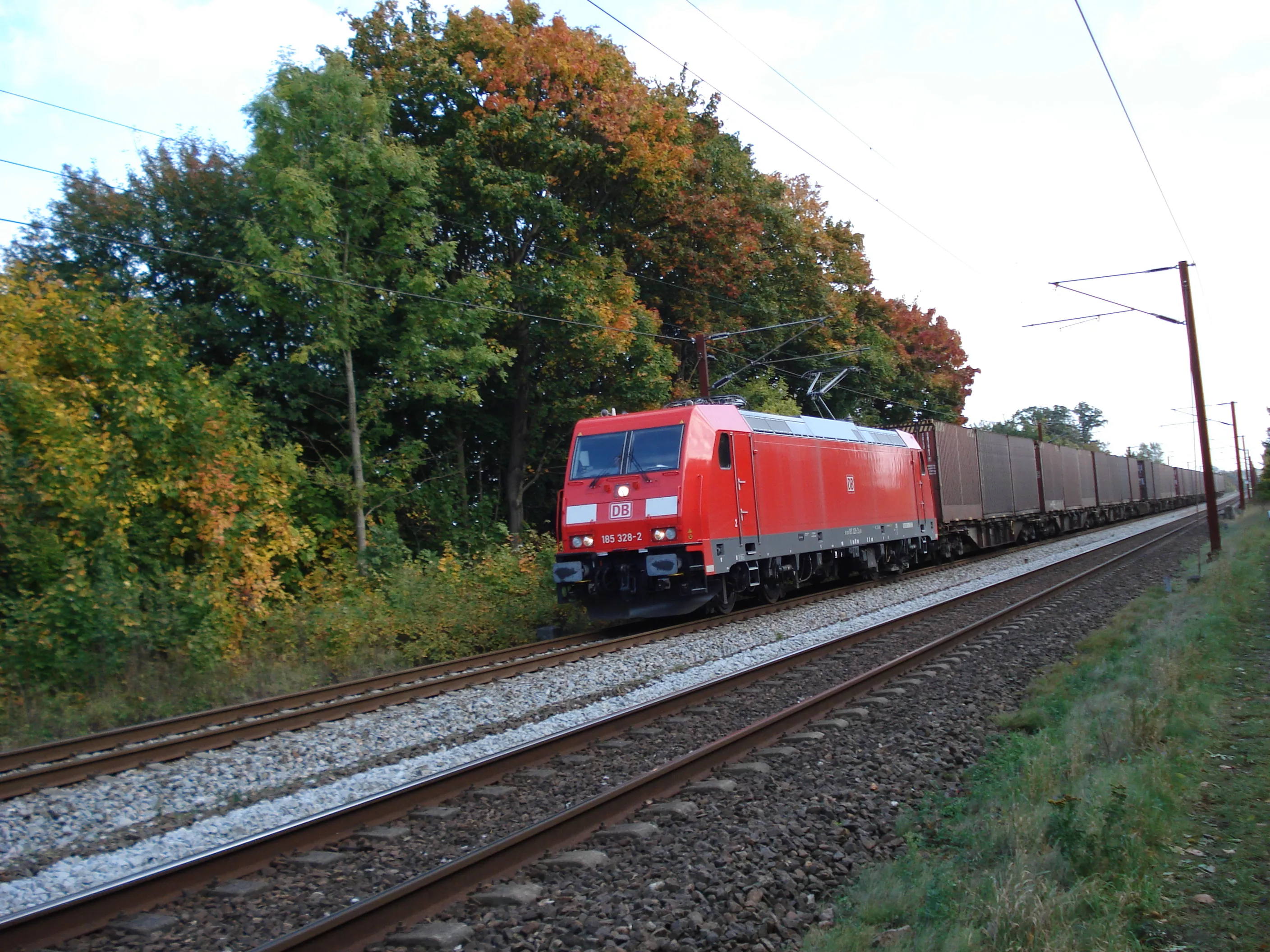 Billede af tog ud for Hjulby Station.