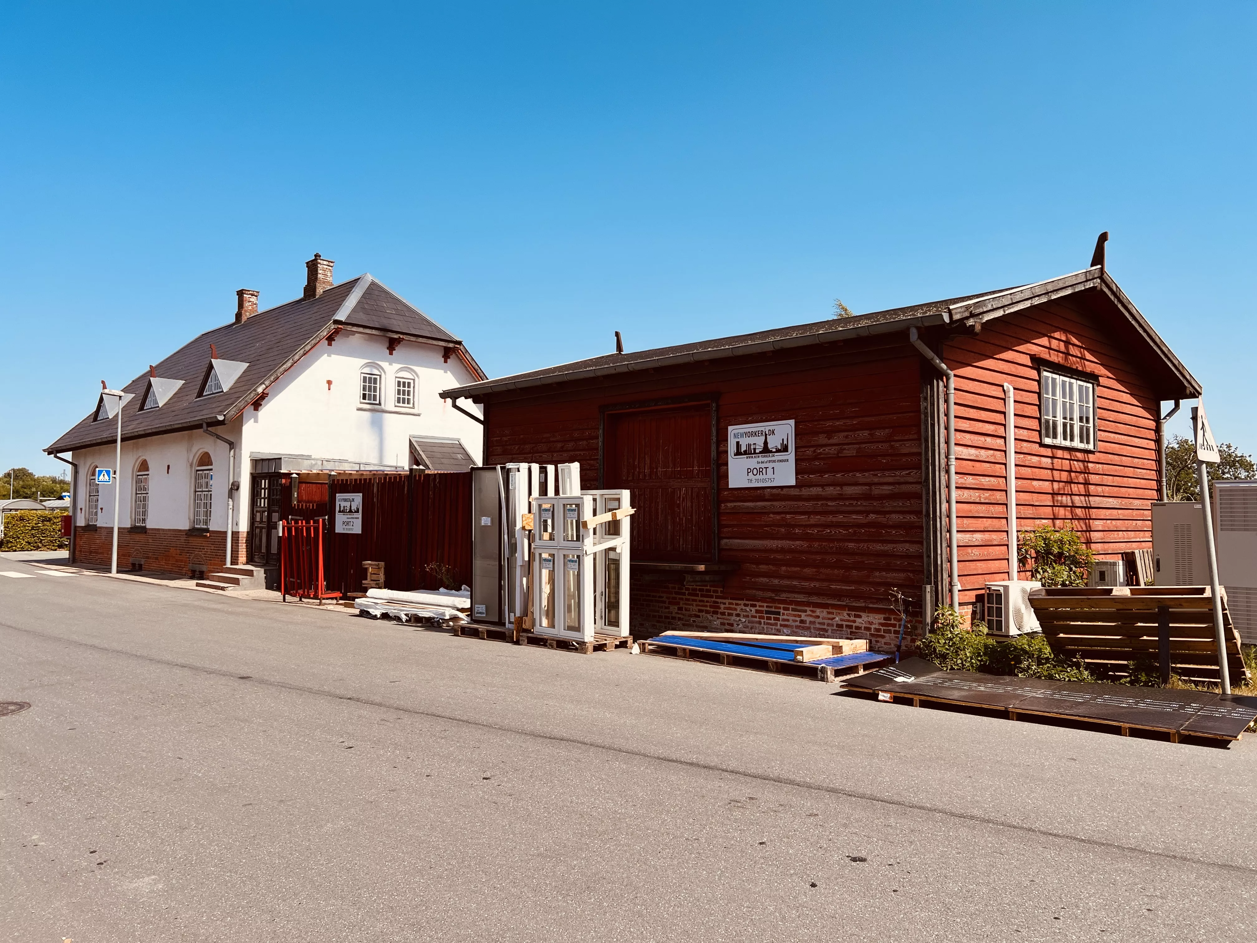 Billede af Lille Skensved Stations varehus med retirade.