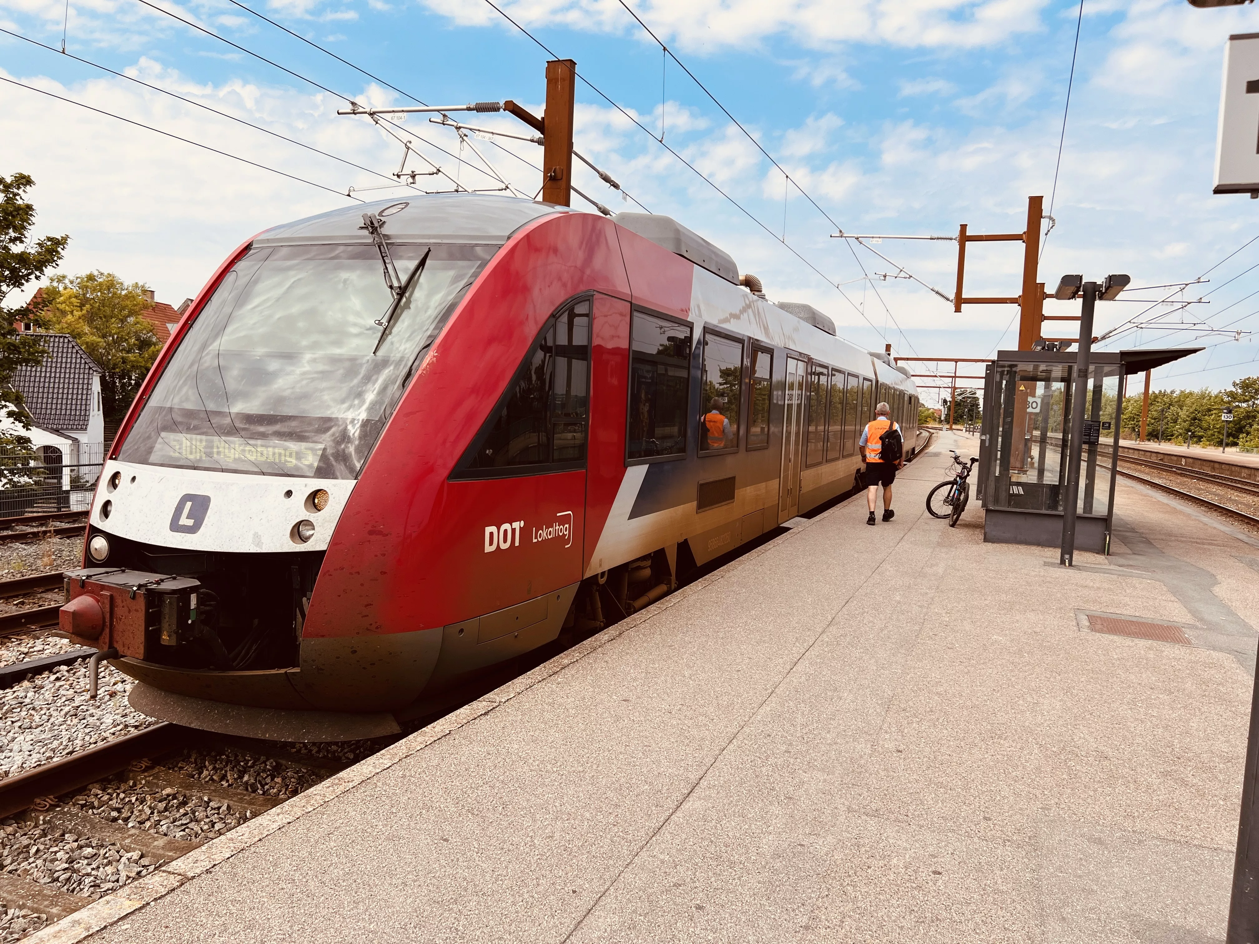 Billede af LT 2026-2126, tidligere VL 2026-2126 fotograferet ud for Holbæk Station.