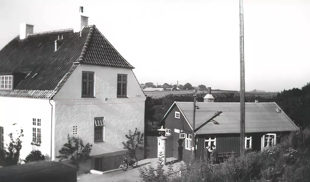 Billede af Skovlunde Billetsalgssted (midlertidige) - den hvide villa til venstre, blev kaldt "Wimbledon" og var tjenestebolig for stationsforstanderen.