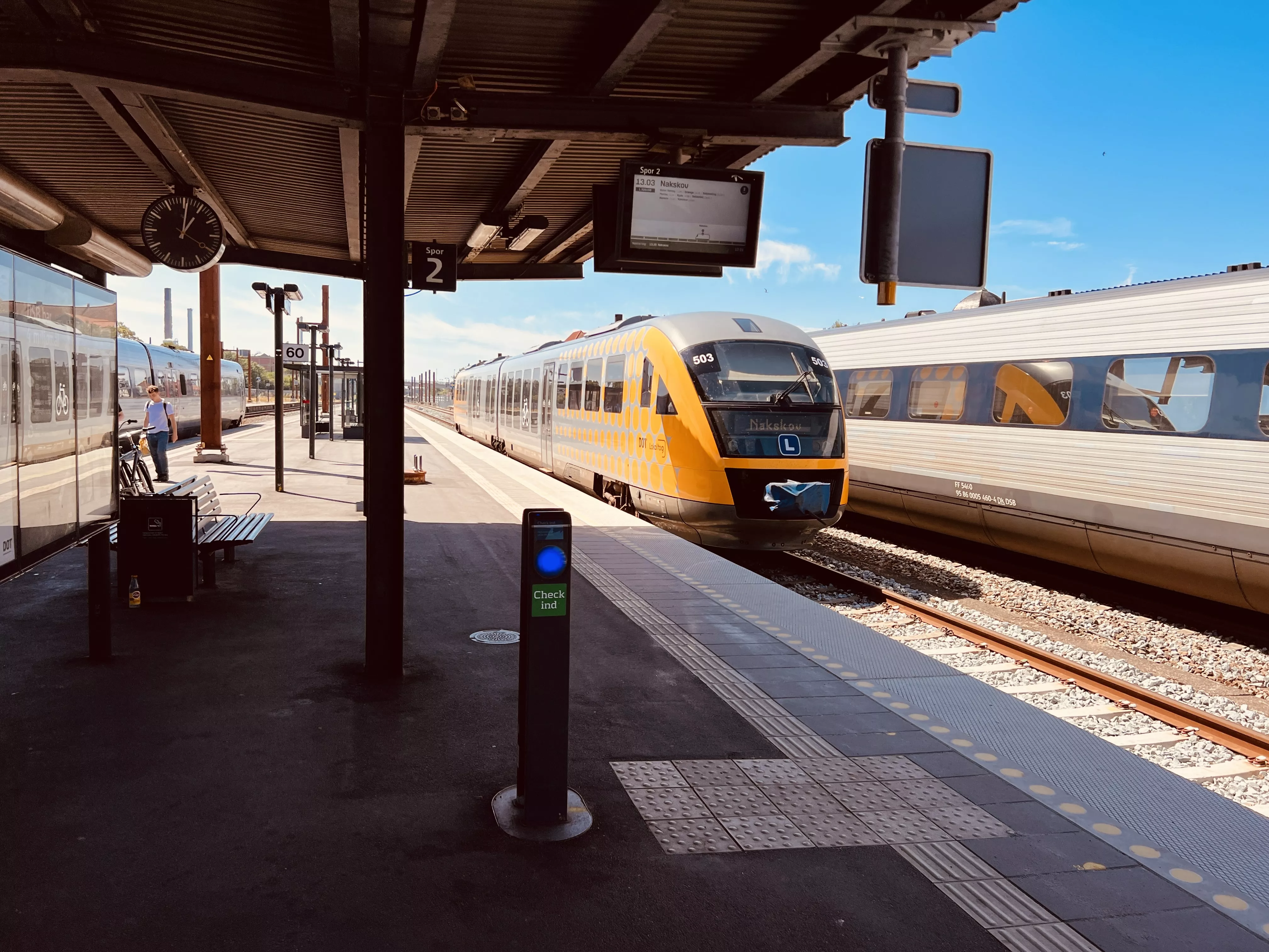 Billede af tog ud for Nykøbing Falster Station.
