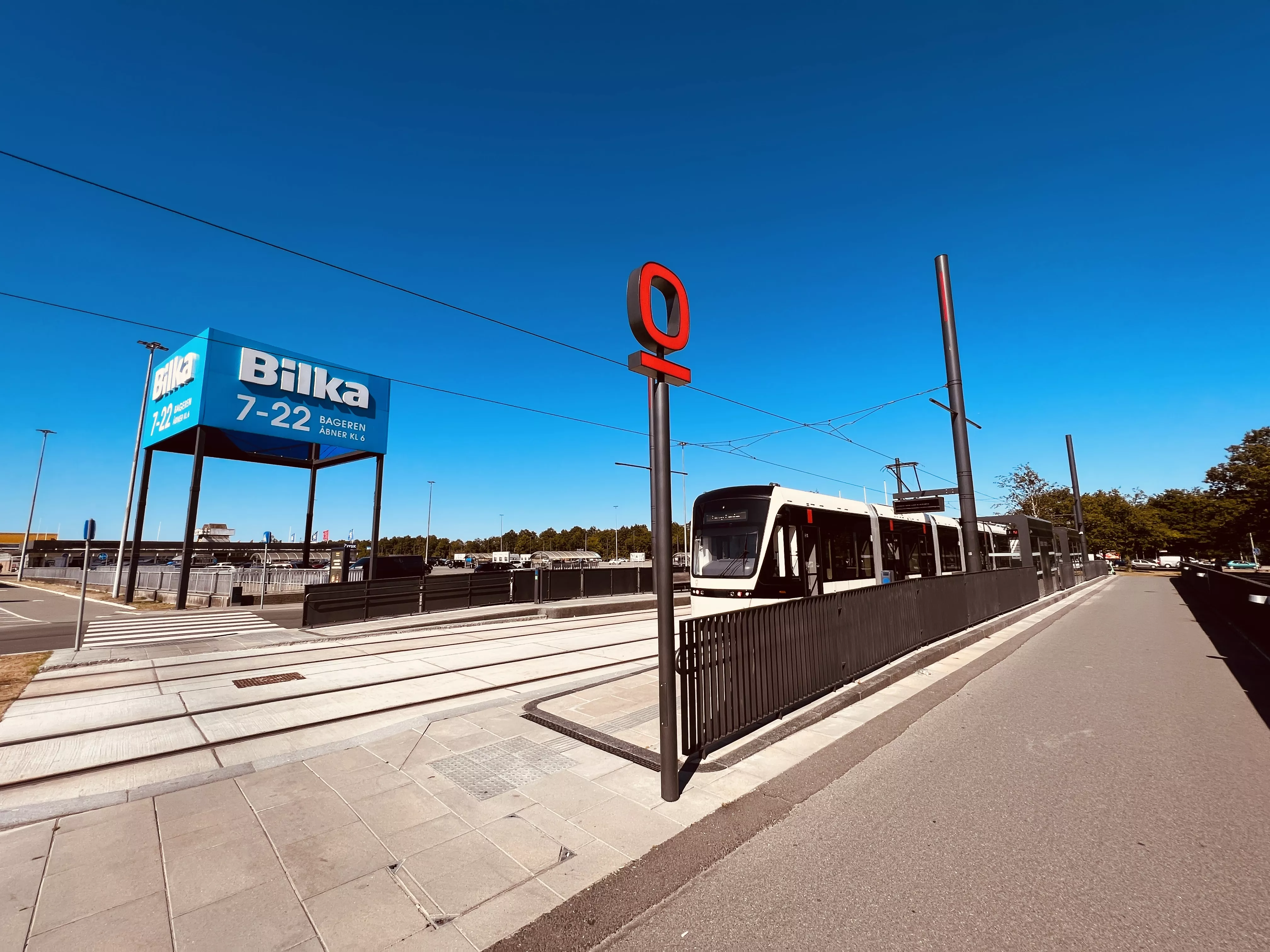 Billede af Odense Letbane togsæt 13 fotograferet ud for Bilka Letbanestation.