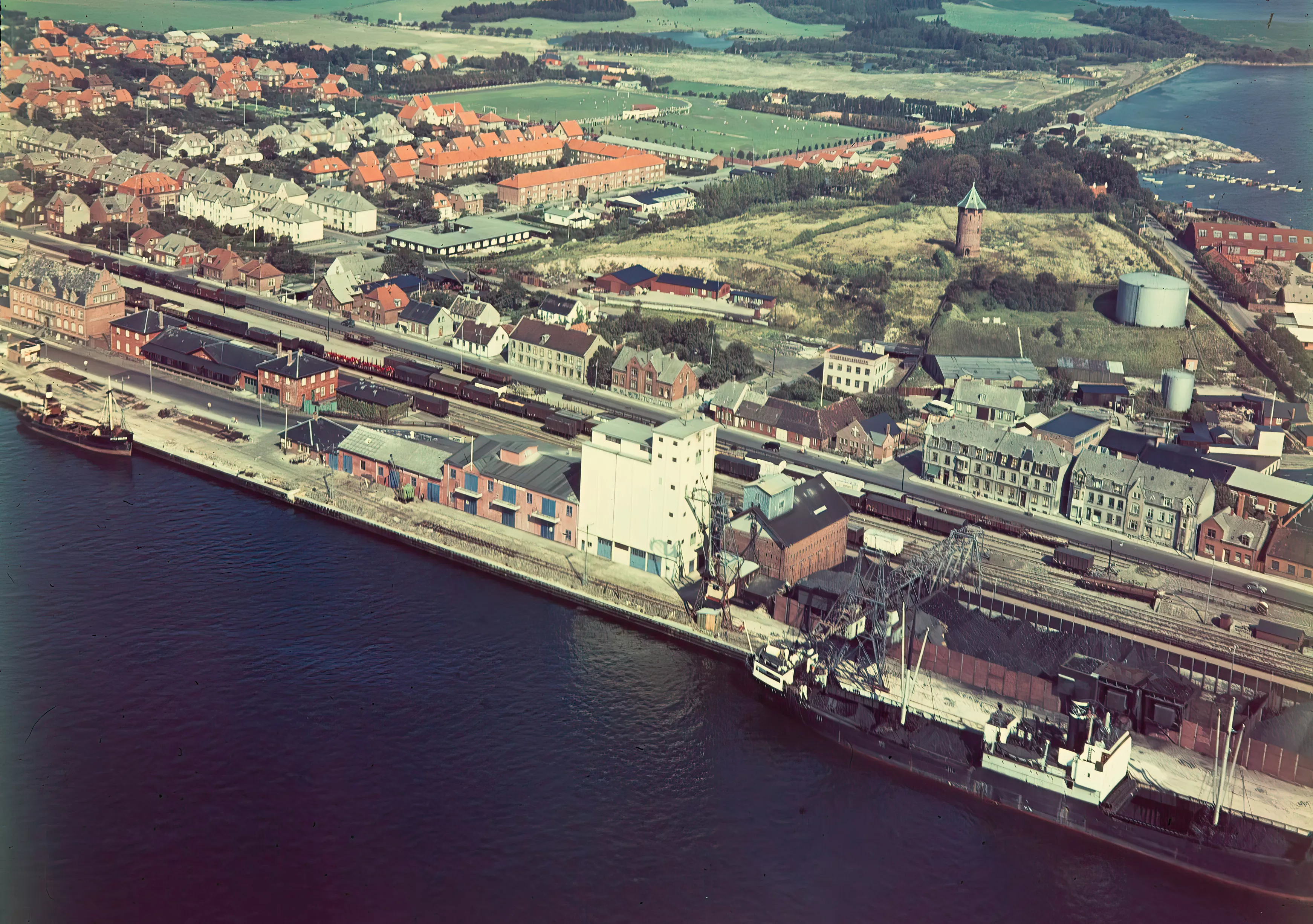 Billede af Korsør Station til venstre i billedet.