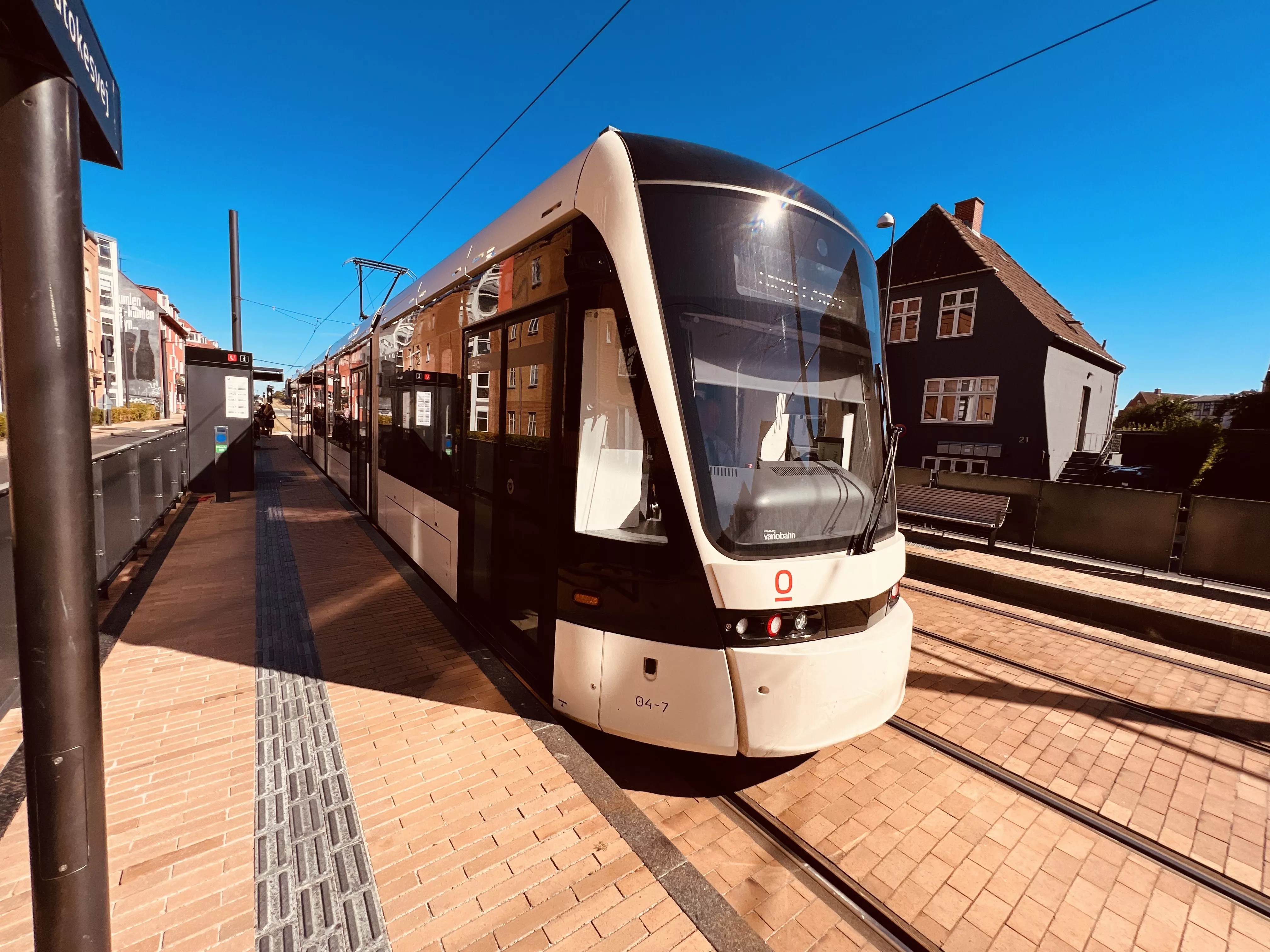 Billede af Odense Letbane togsæt 04 fotograferet ud for Palnatokesvej Letbanestation.