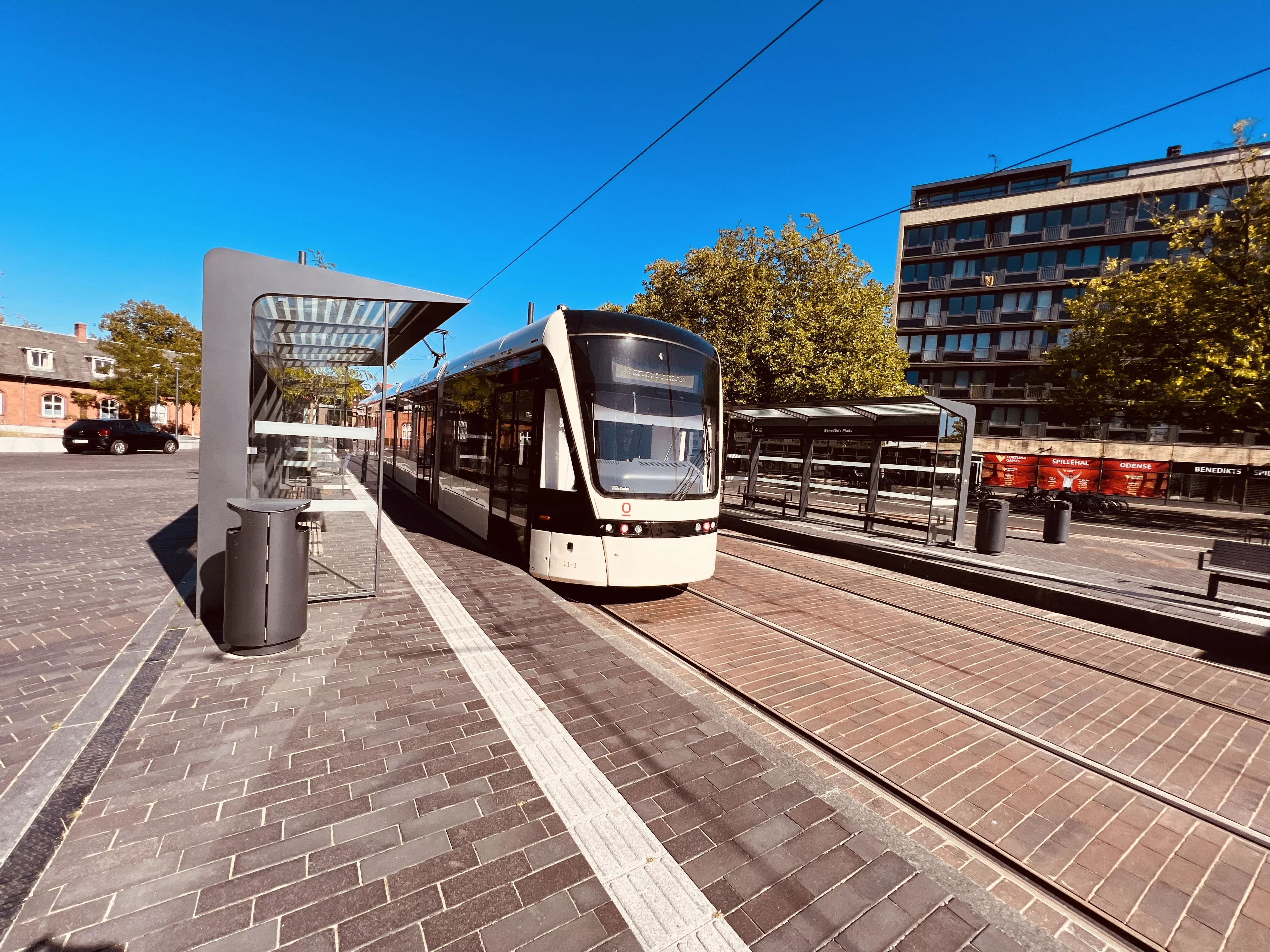 Billede af Odense Letbane togsæt 11 fotograferet ud for Benedikts Plads Letbanestation.