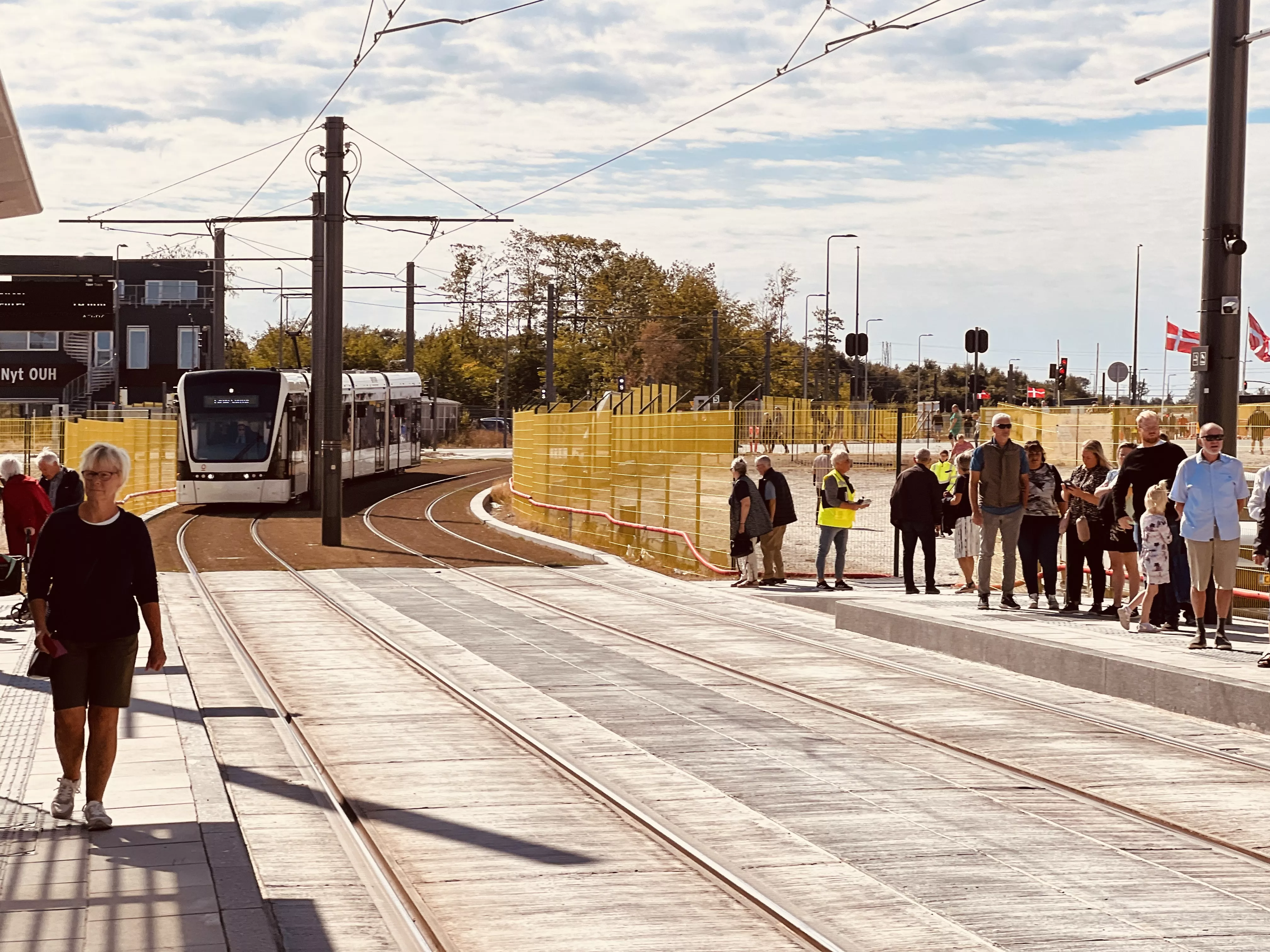 Billede af Odense Letbane togsæt 04 fotograferet ud for Hospital Syd Letbanestation.