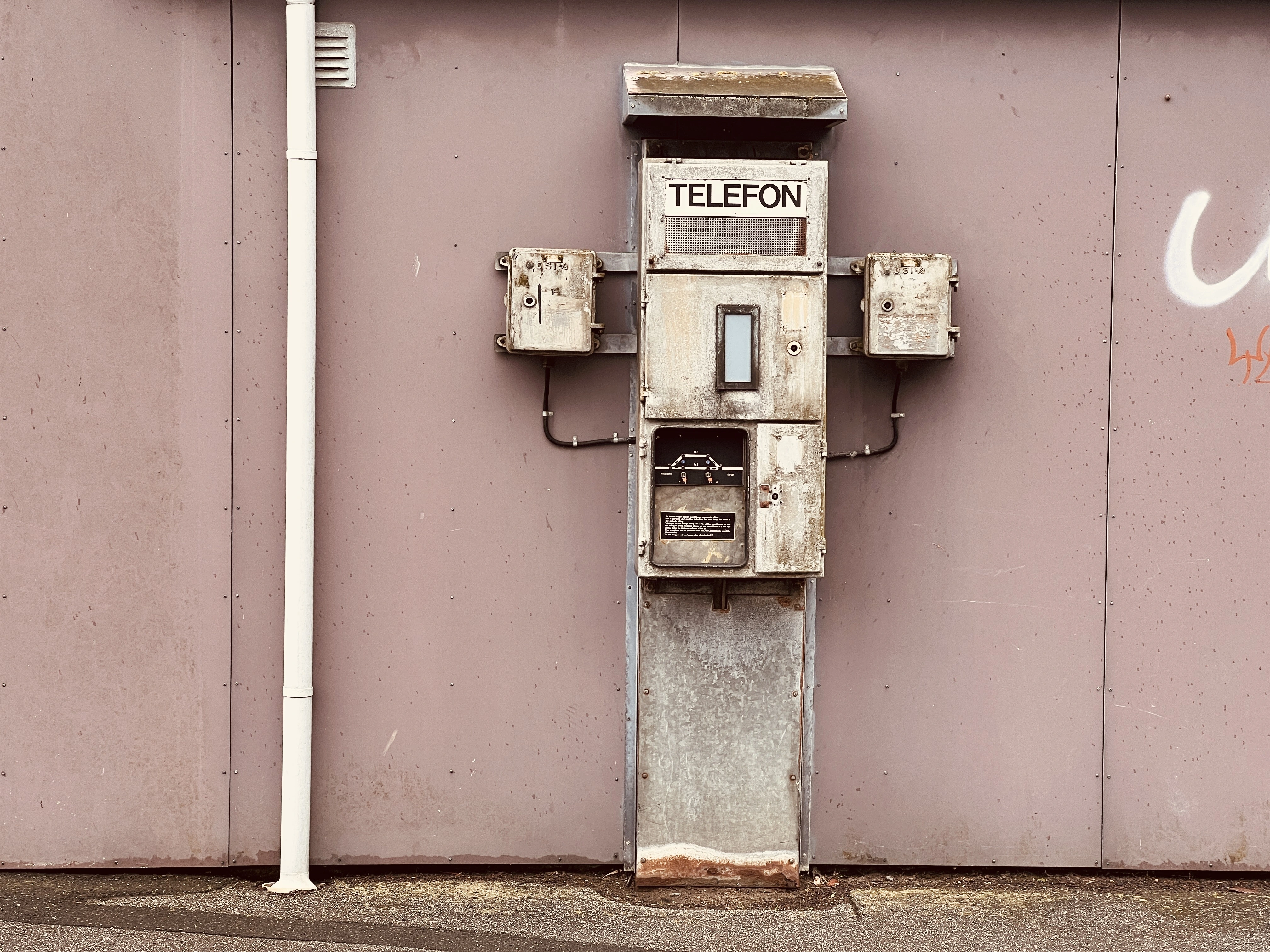 Billede af den gamle telefon ved Hjerm Trinbræt.
