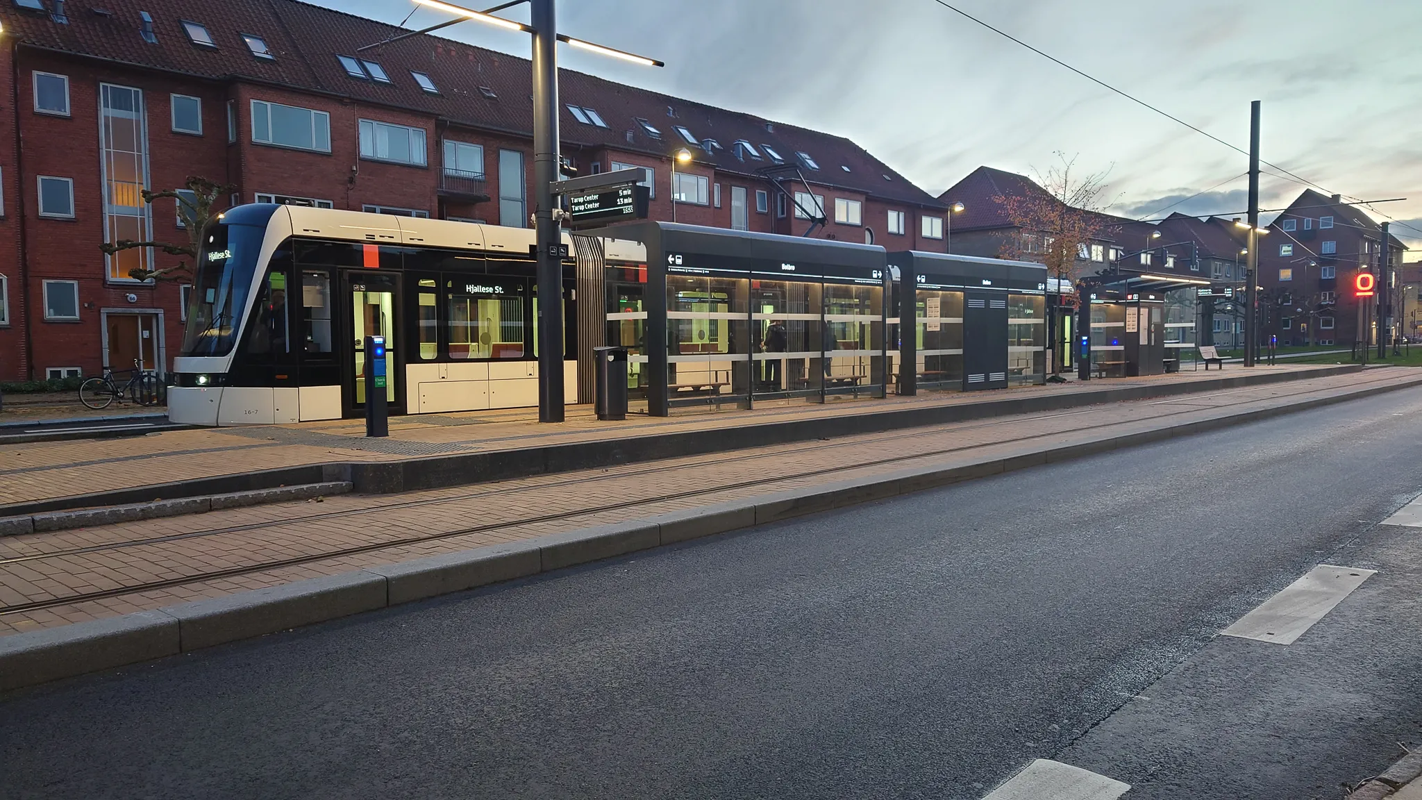 Billede af Odense Letbane togsæt 16 fotograferet ud for Bolbro Letbanestation.