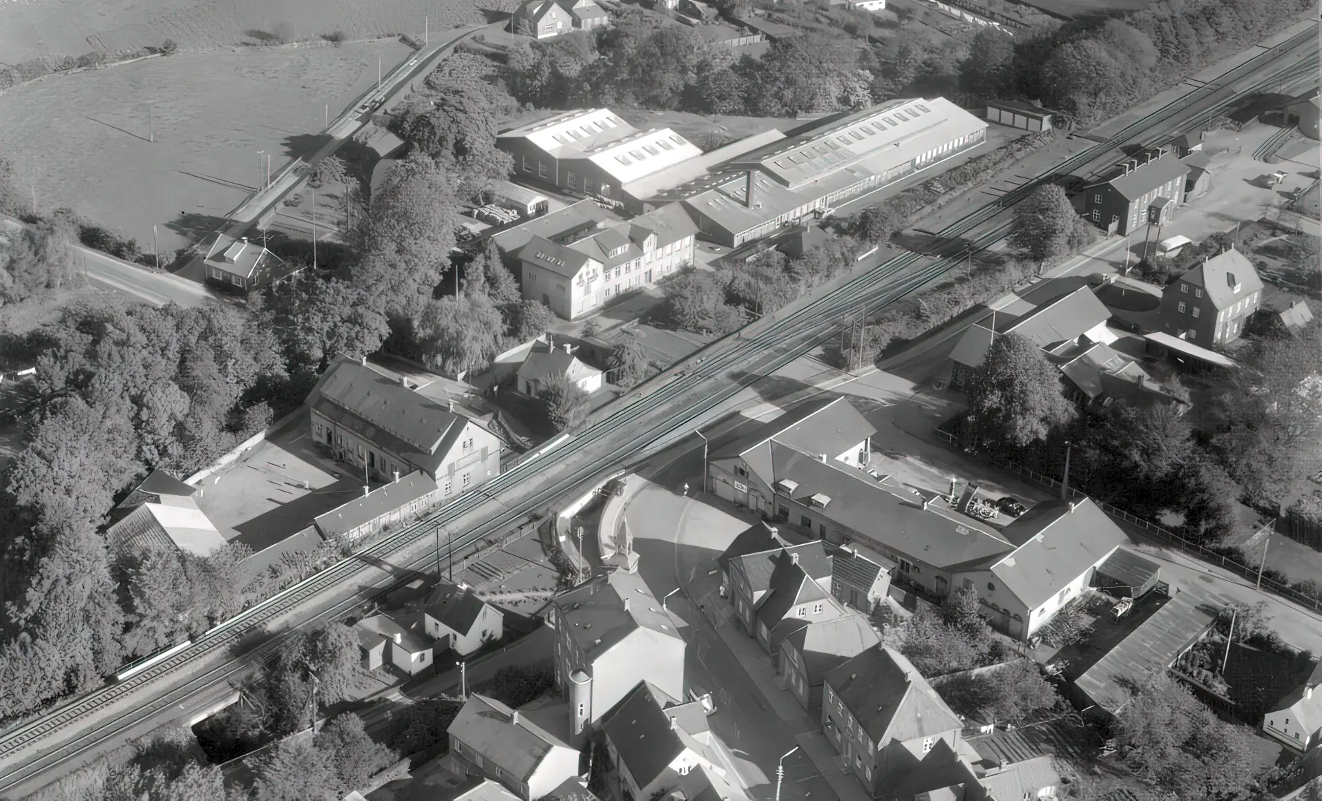 Billede af Aarup Billetsalgssted med Sidespor ligger øverst til højre i billedet.