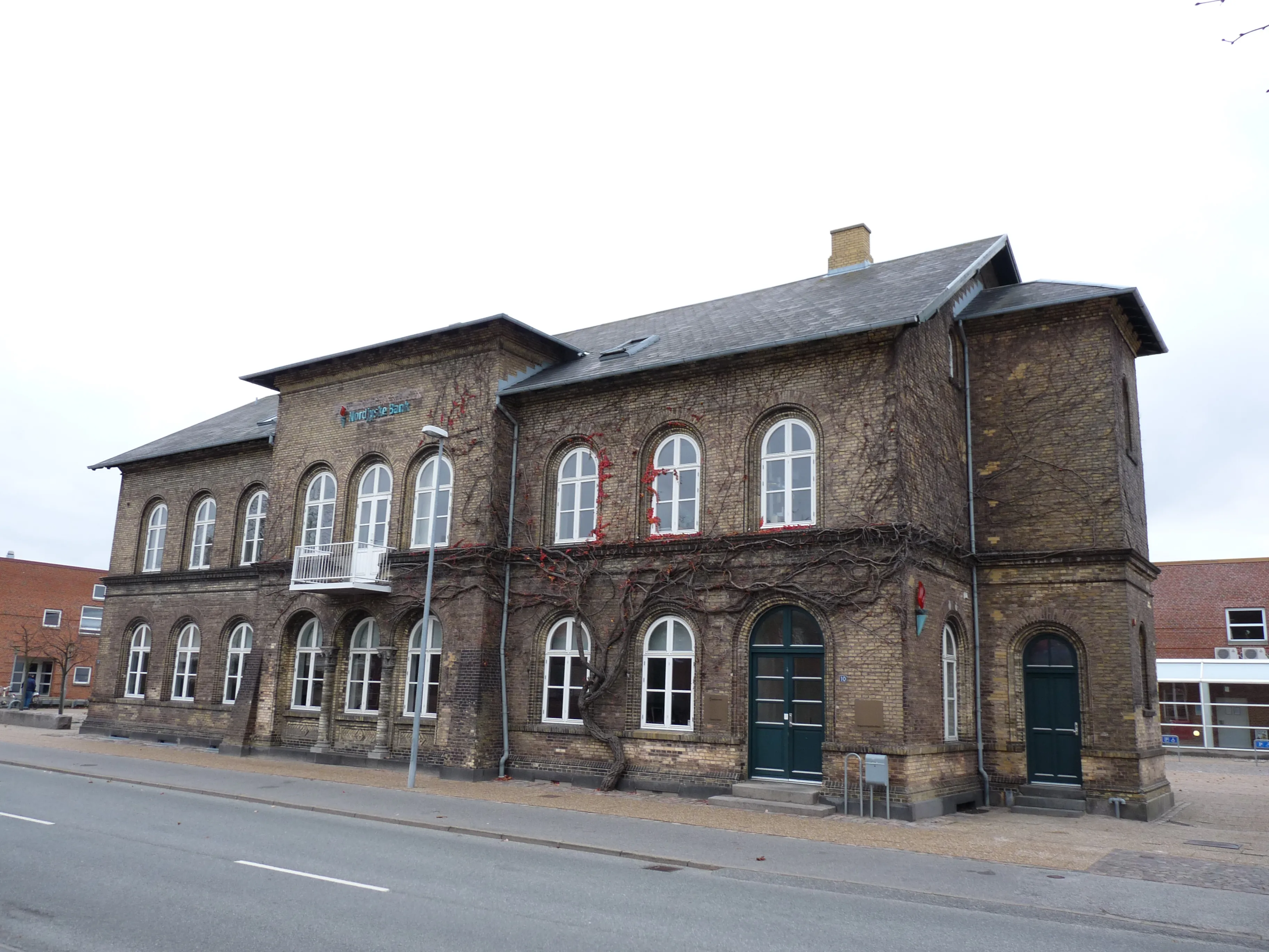 Billede af Frederikshavn Station er nedrevet og der er kun denne postbygning tilbage.
