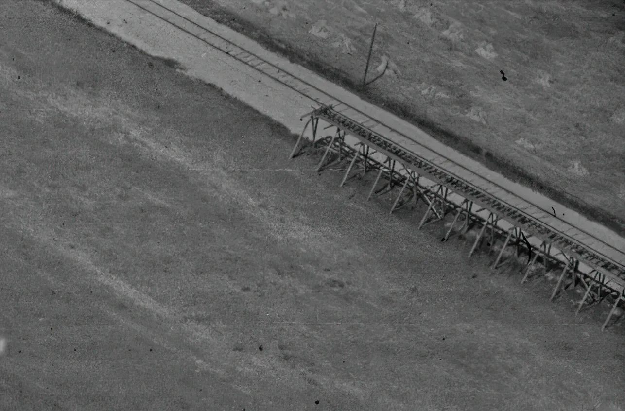 Billede af læsserampe af træ ved Kærhede Trinbræt med Sidespor. Ved læssesporet var der fra 1942 til 1944 en læsserampe af træ for den smalsporede bane til brunkuls lejren.