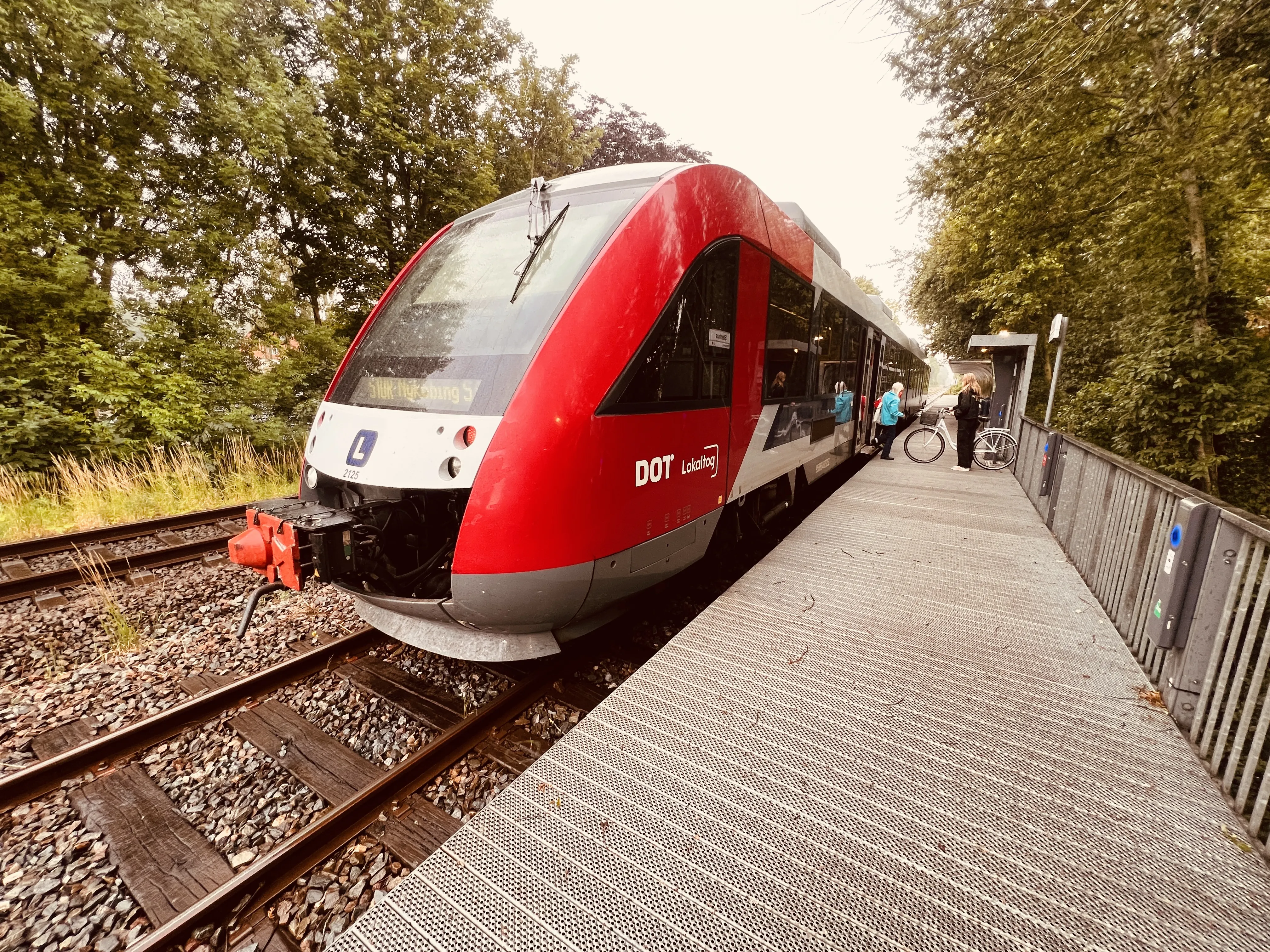 Billede af tog ud for Stenhus Trinbræt.