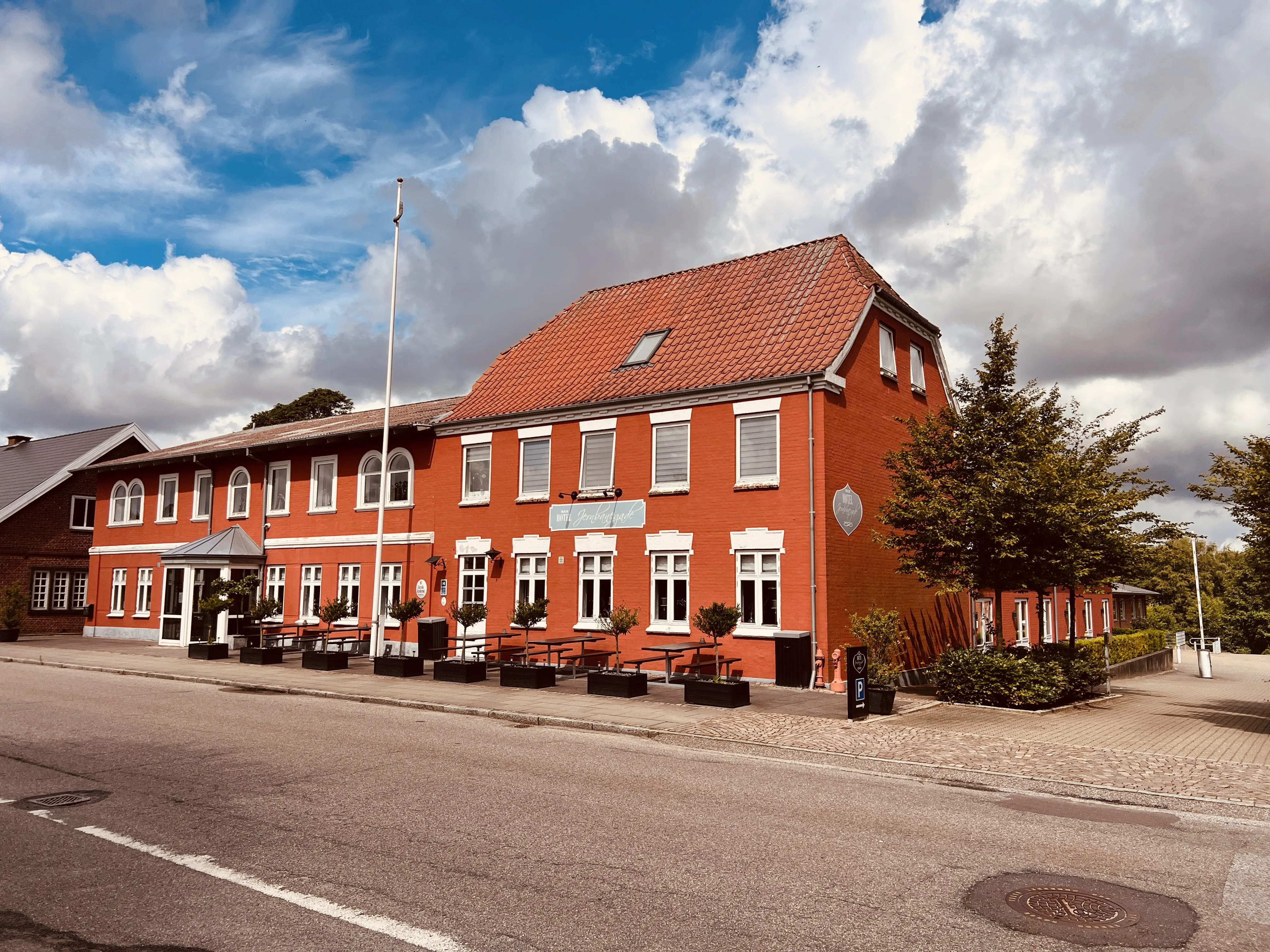 Billede af det gamle jernbanehotel over for Kibæk Trinbræt.