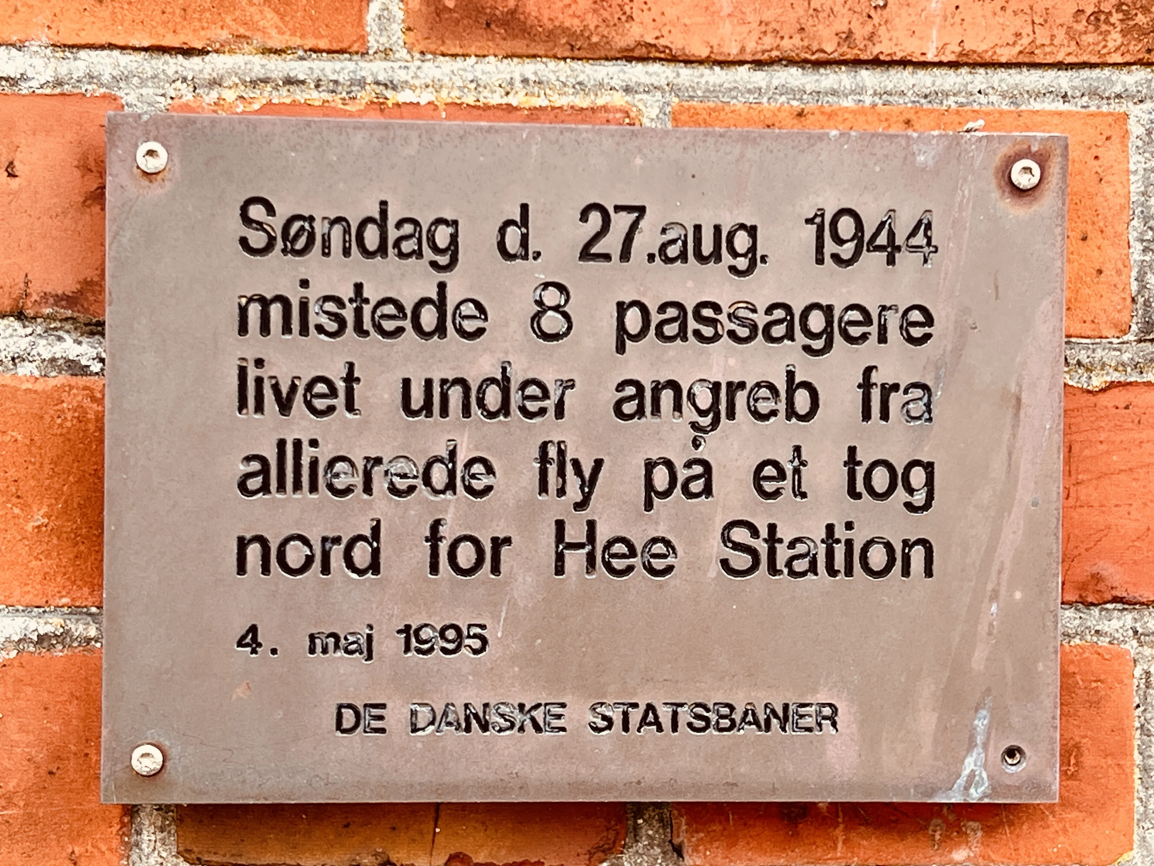 Billede af mindepladen på Hee Station - 8 passagerer mistede livet under et angreb på et tog den 27. august 1944.