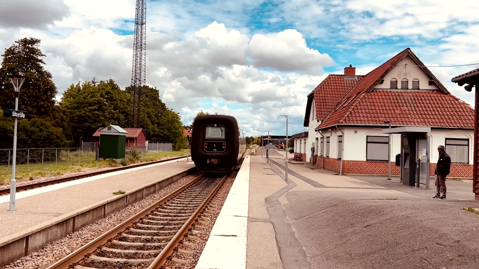 Billede af tog ud for Stenlille Station.